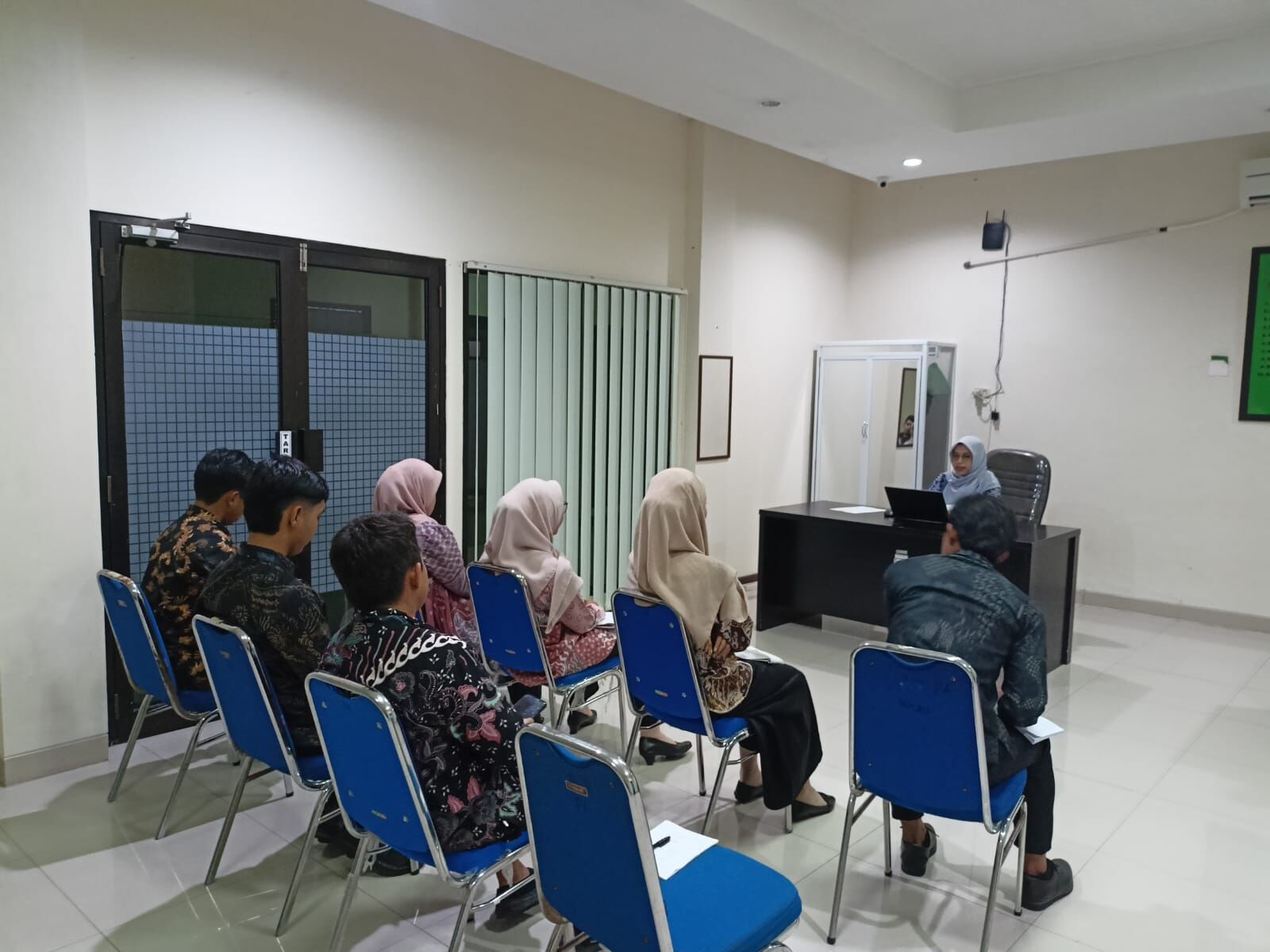 8 Mahasiswa PKL FSEI IAIN SAS Babel Diskusi Bersama Hakim PA Mentok Kelas II
