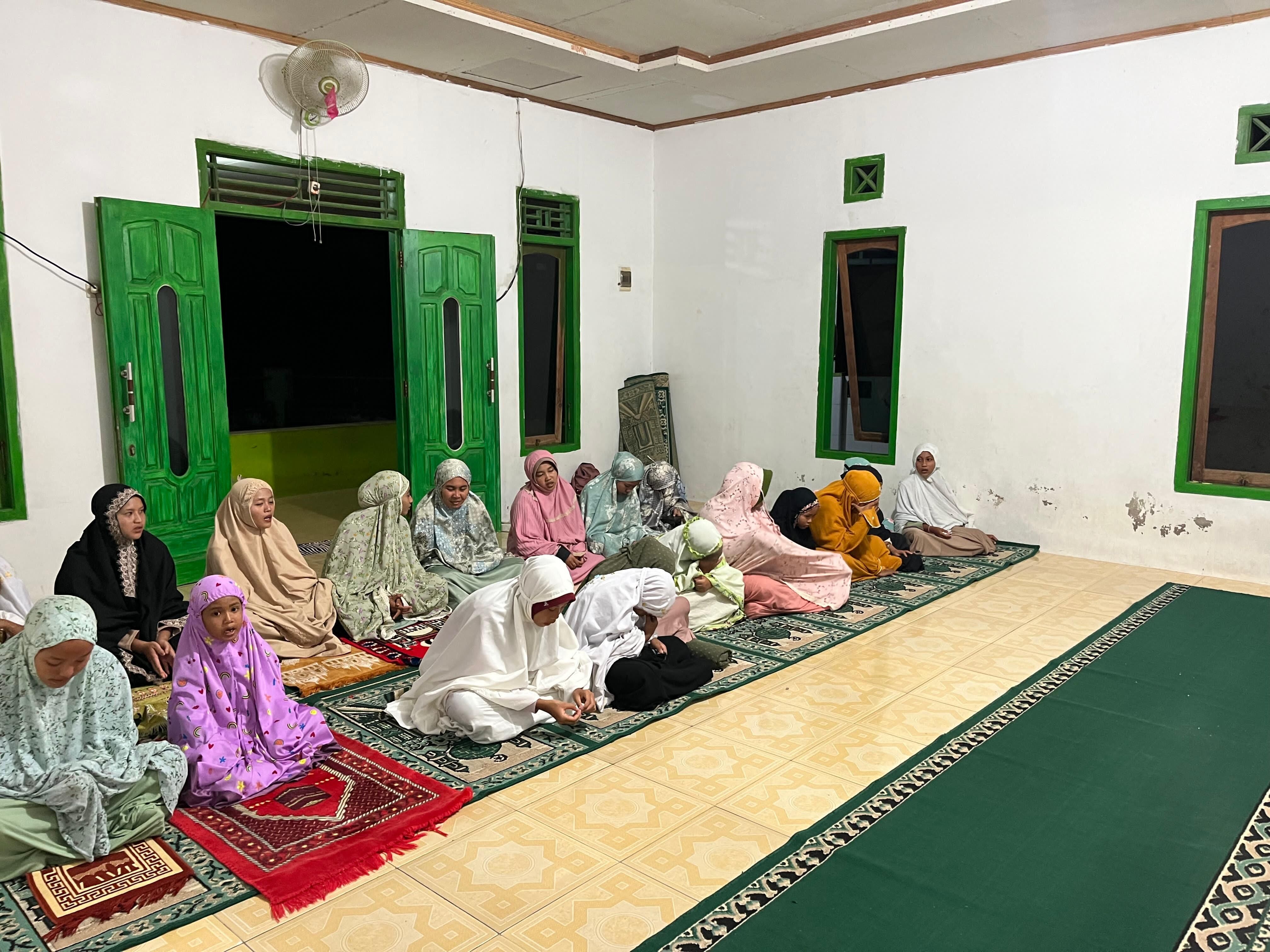 Aktif di Kegiatan Masyarakat, Mahasiswa KKN Kelompok 14 IAIN SAS Babel Adakan  Pengajian di Desa Kayu Besi