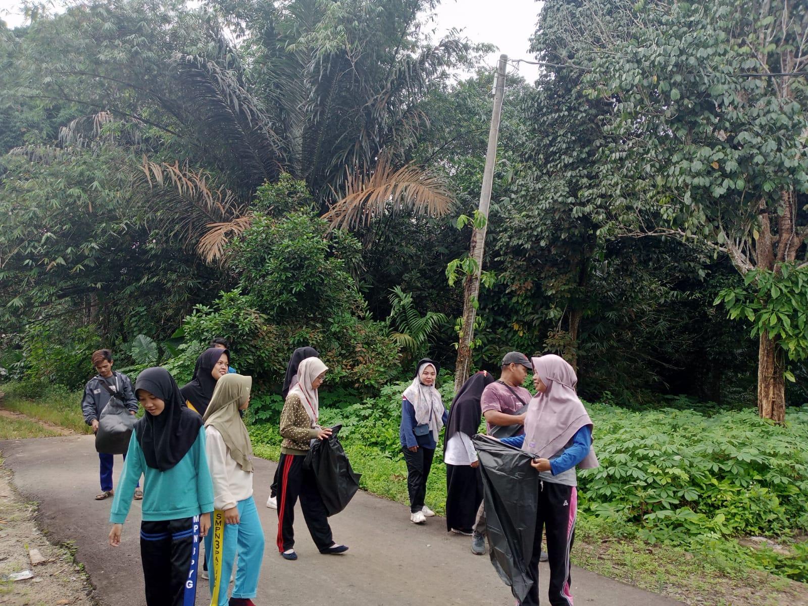 Mahasiswa KKN Moderasi Beragama Melakukan Kerja Bakti Sosial Bersama