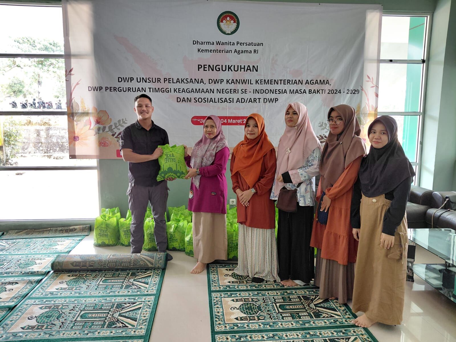 Berkah Ramadhan, DWP IAIN SAS Babel Bagikan 100 Paket Sembako