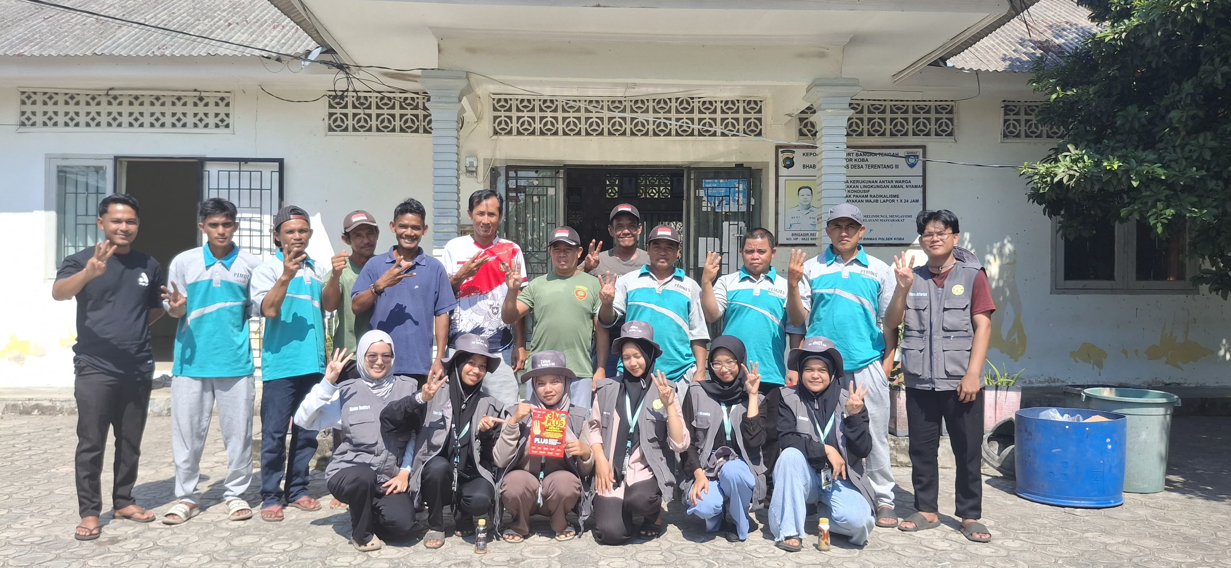 Bersama Puskesmas Koba, Perangkat Desa dan Mahasiswa KKN IAIN SAS Babel Adakan Program PSN DBD di Desa Terentang 3