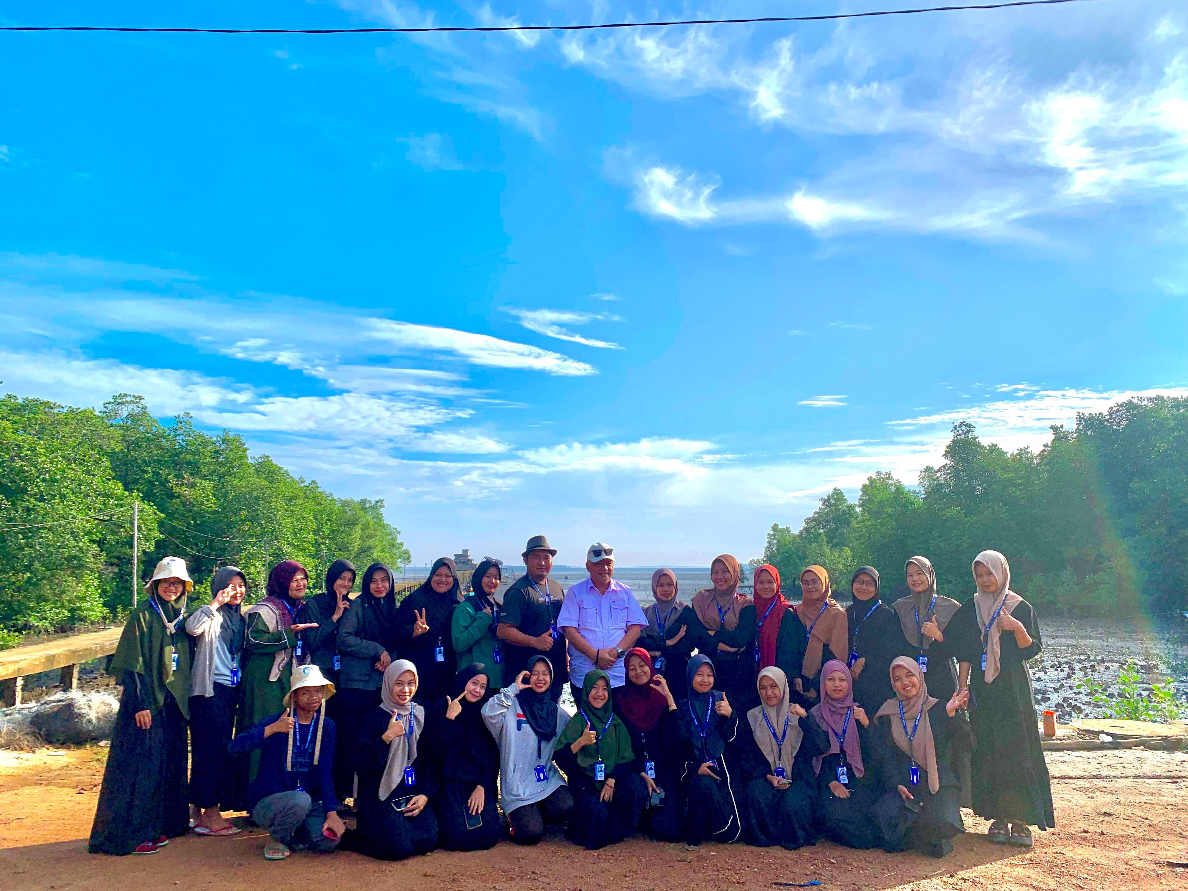 Bupati Bangka Barat  Berbagi Inspirasi dan Cerita Masa Kecil dengan Mahasiswa KKN IAIN SAS Babel Desa Pusuk