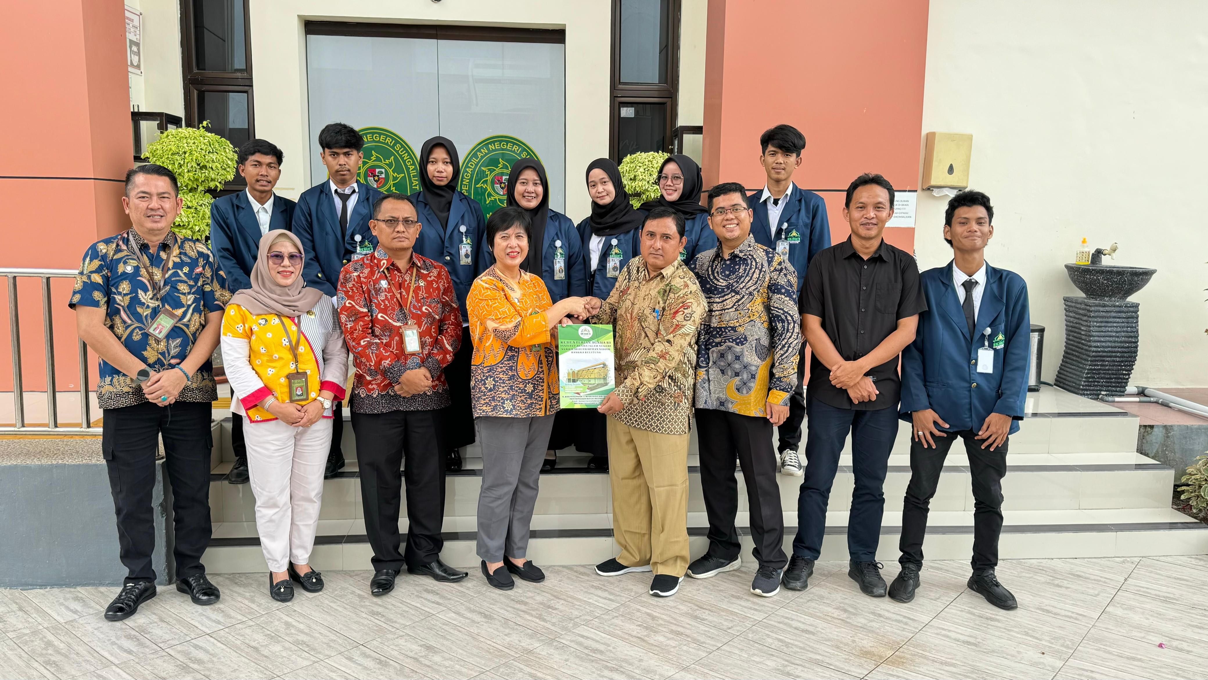 Delapan Mahasiswa PKL Prodi HKI Disambut Hangat Ketua Pengadilan Negeri Sungailiat