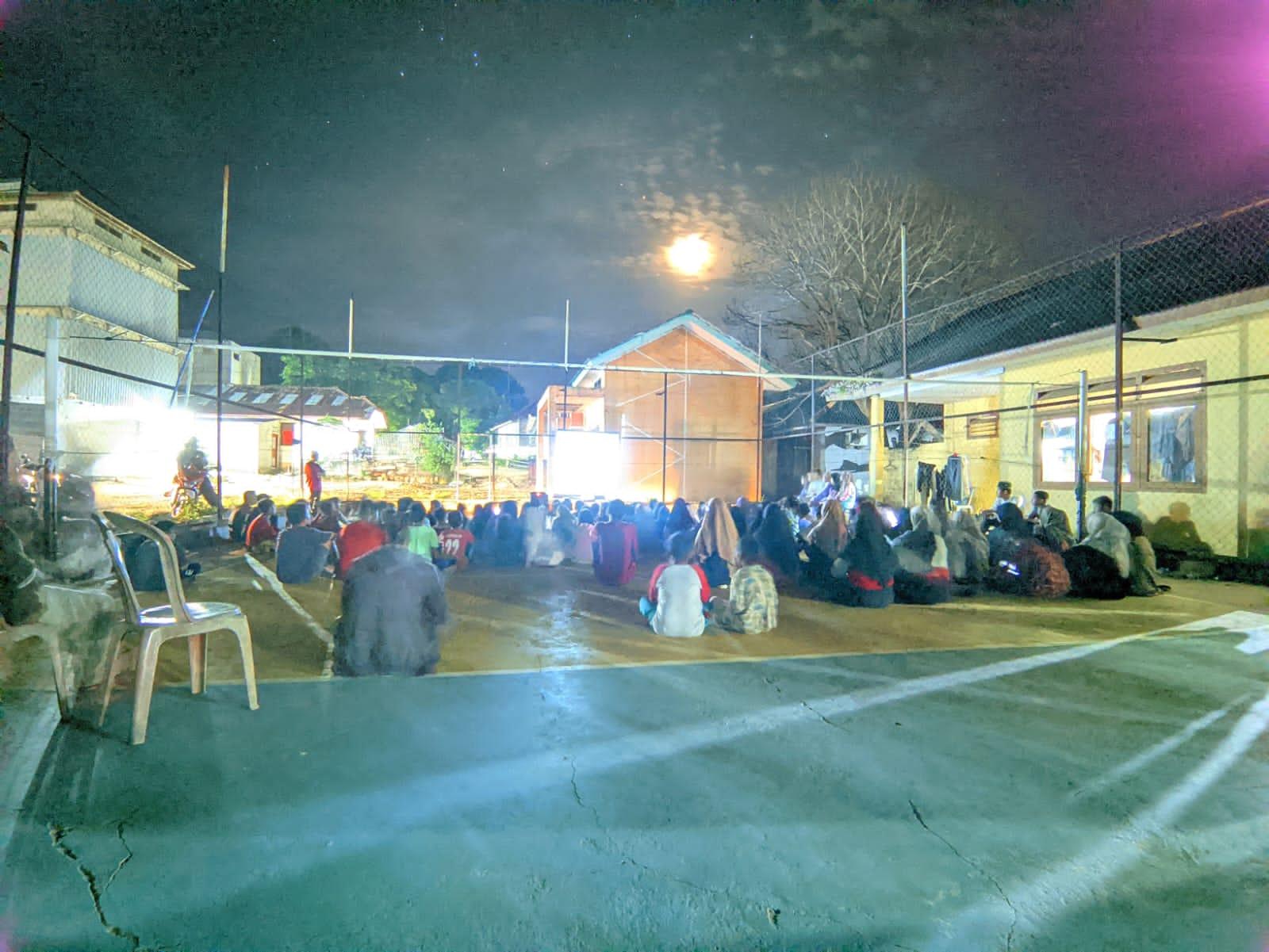 Kenalkan Sejarah, Mahasiswa KKN IAIN SAS Babel Ajak Warga Nonton Bareng Film G30S PKI