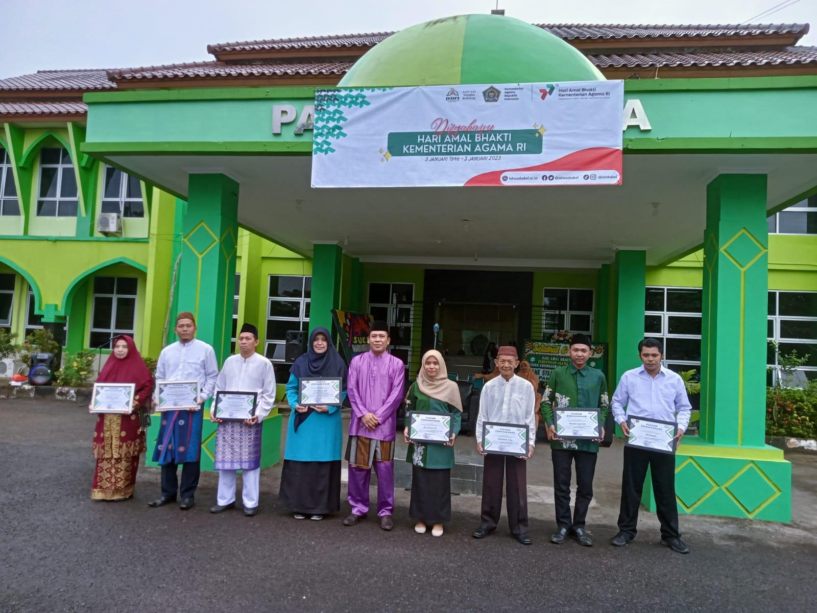 HAB Kemenag Ke -  77, Rektor IAIN SAS Bangka Belitung Berikan Penghargaan Kepada Dosen dan Pegawai Teladan
