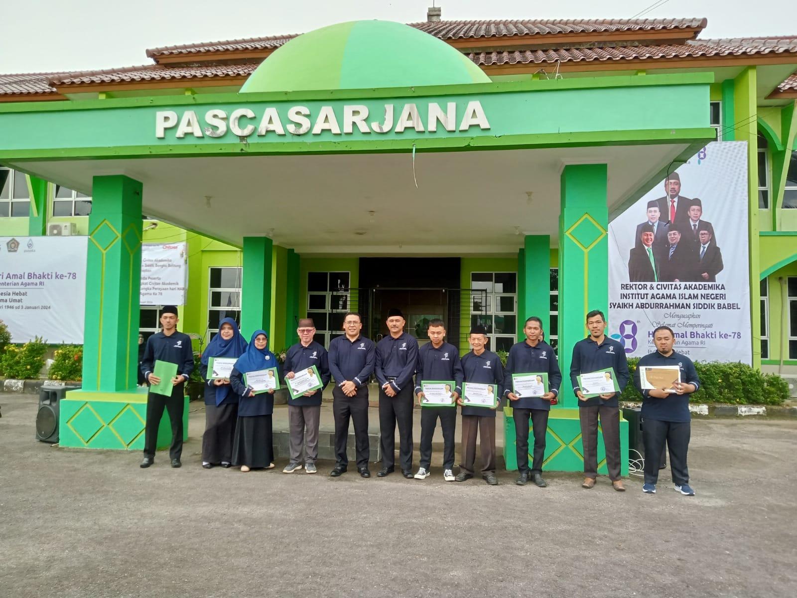 HAB Kemenag Ke - 78, Rektor IAIN SAS Babel Berikan Penghargaan Kepada Dosen dan Pegawai Teladan