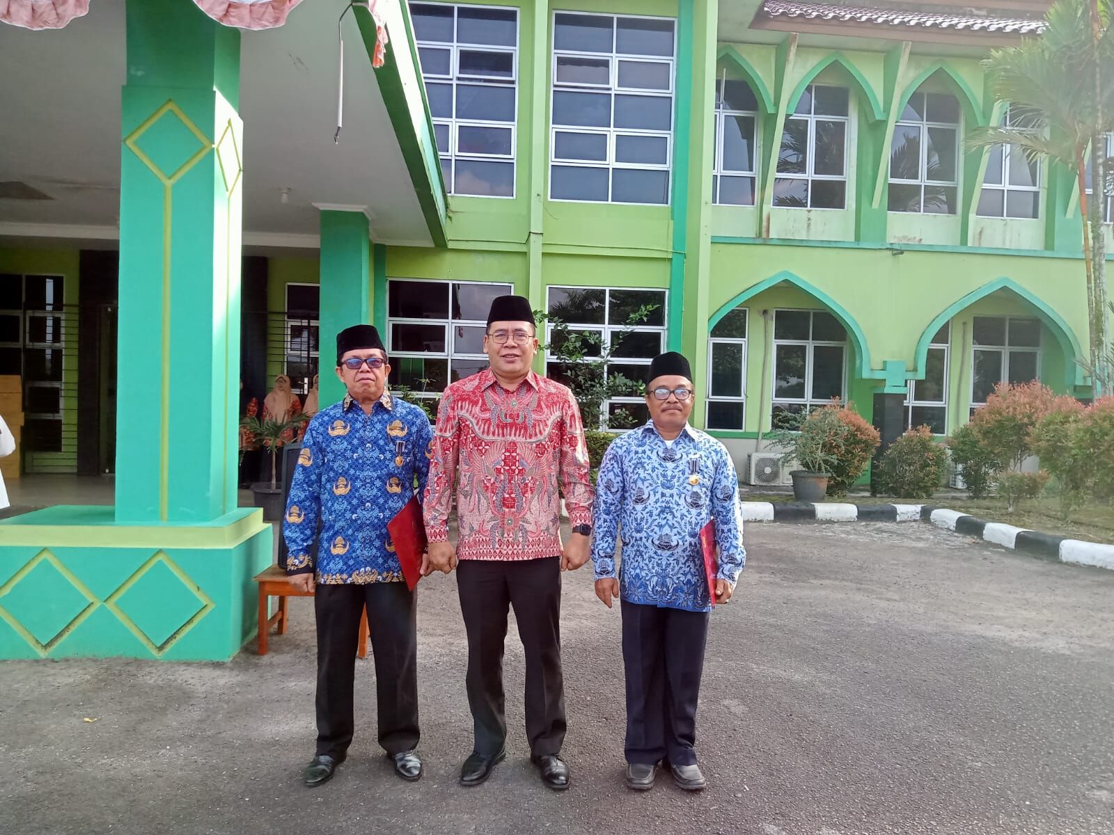 HUT RI Ke-80, 2 ASN IAIN SAS Babel Terima Tanda Kehormatan Satya Lencana dari Presiden RI