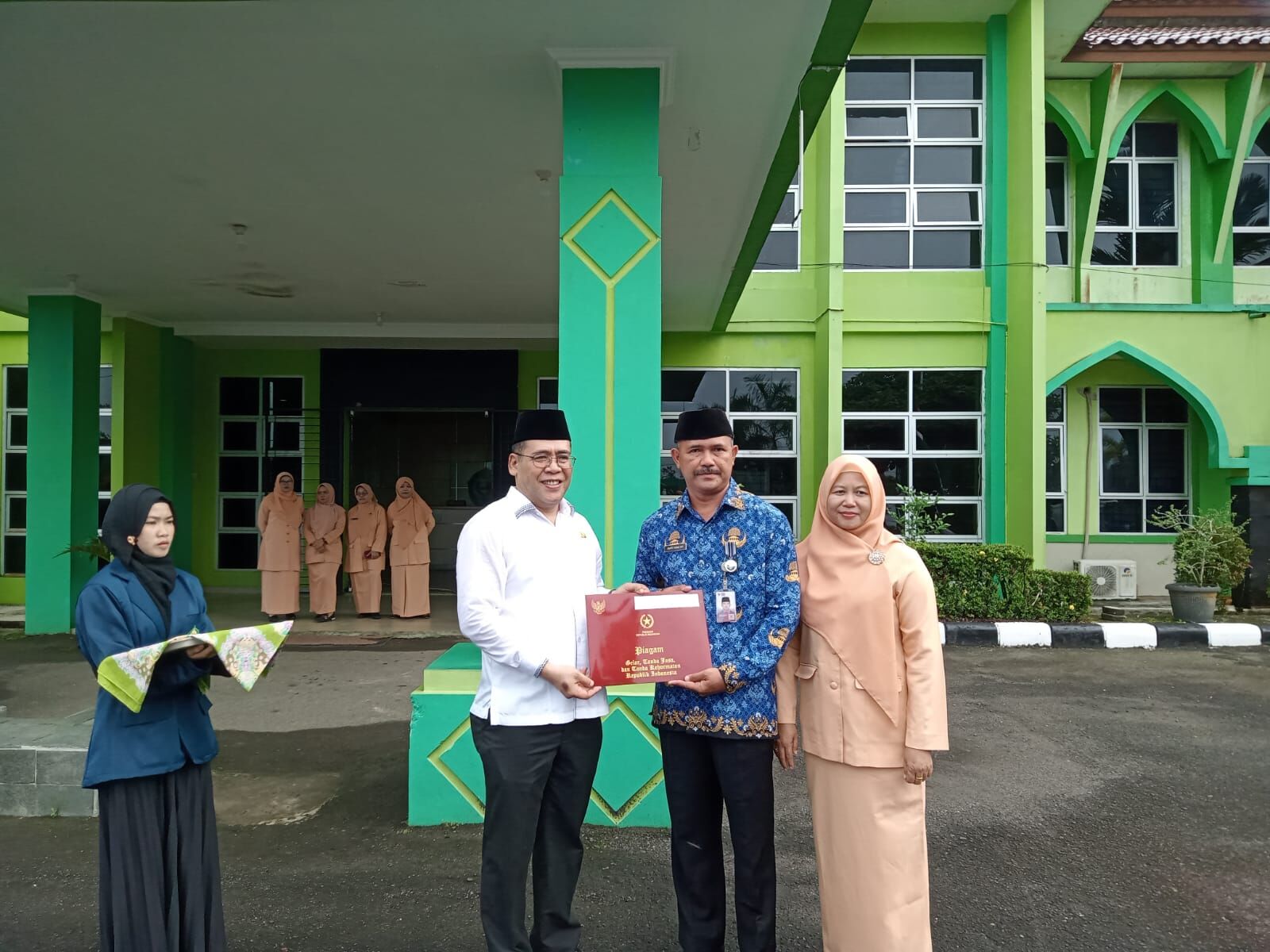 Kabag Umum dan Layanan Akademik IAIN SAS Babel Terima Penghargaan Satyalencana Satya karya 20 Tahun Dari Presiden RI