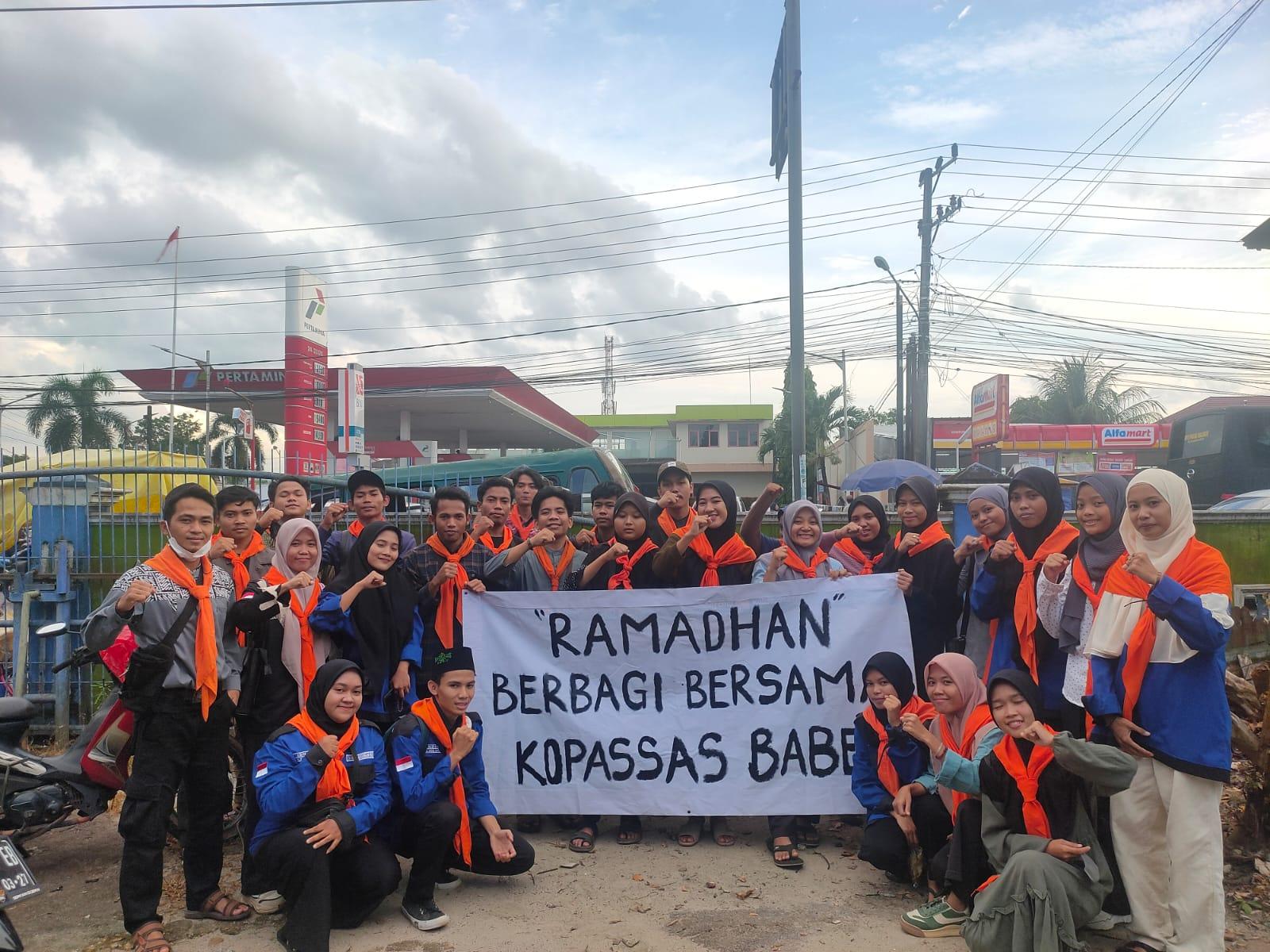 Tebar Keberkahan, Kopassas IAIN SAS Babel Gelar Bagikan Takjil  Kepada Pengendara