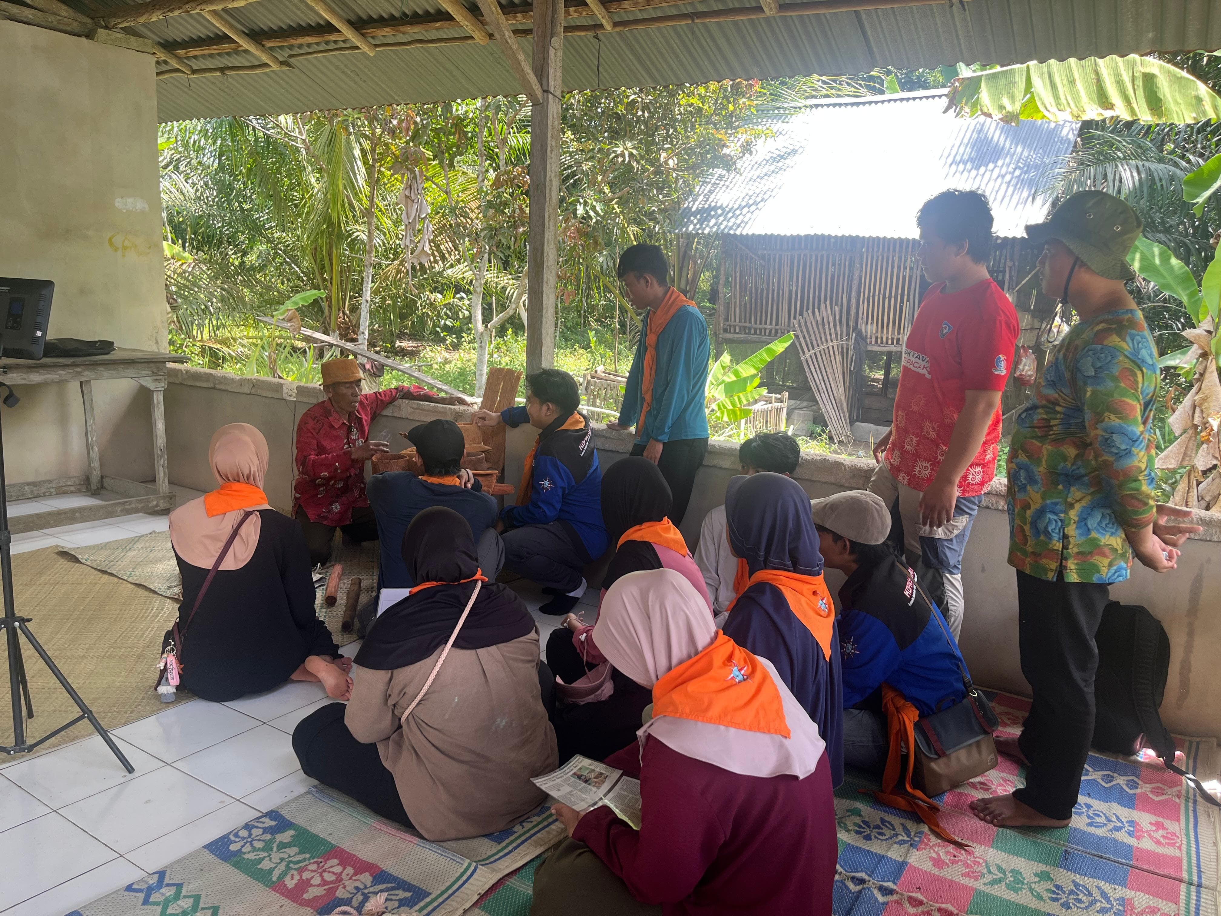 Kunjungan Mahasiswa Pencinta Alam Kopassas IAIN SAS Babel : Belajar Melestarikan Budaya dari Senai, Sang Maestro Kulit Kayu
