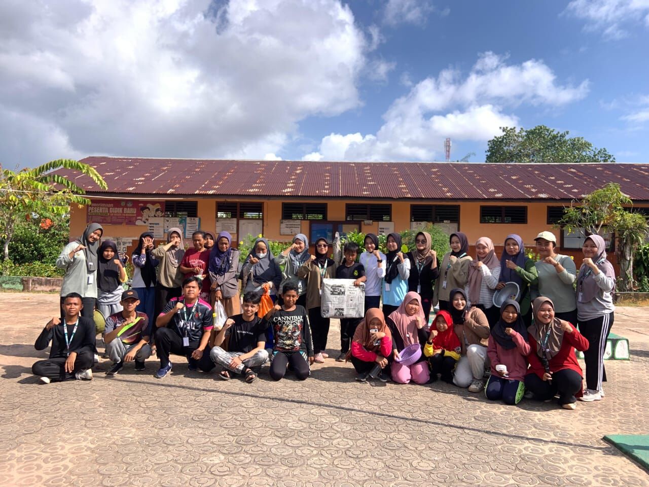 Mahaiswa KKN Kelompok 18 IAIN SAS Babel Mengadakan Senam Berhadiah Bersama Warga Desa Lalang Jaya