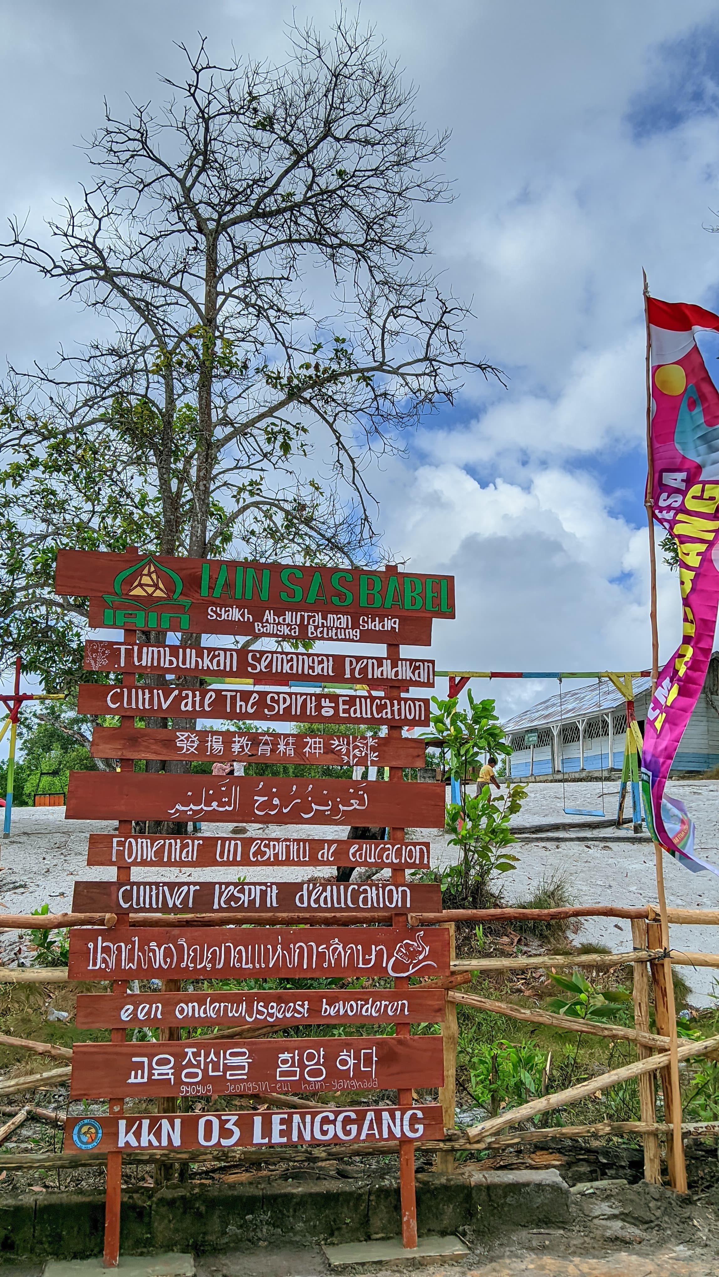 Mahasiswa KKN IAIN SAS Babel Desa Lenggang Dirikan Plang Berbagai Bahasa Dunia di Depan Replika Sekolah Laskar Pelangi