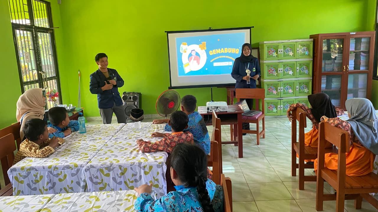 Mahasiswa IAIN SAS Babel Kelompok 2 Desa Aik Madu Sosialisasikan Gerakan Gemar Menabung di SDN 04 Simpang Renggiang