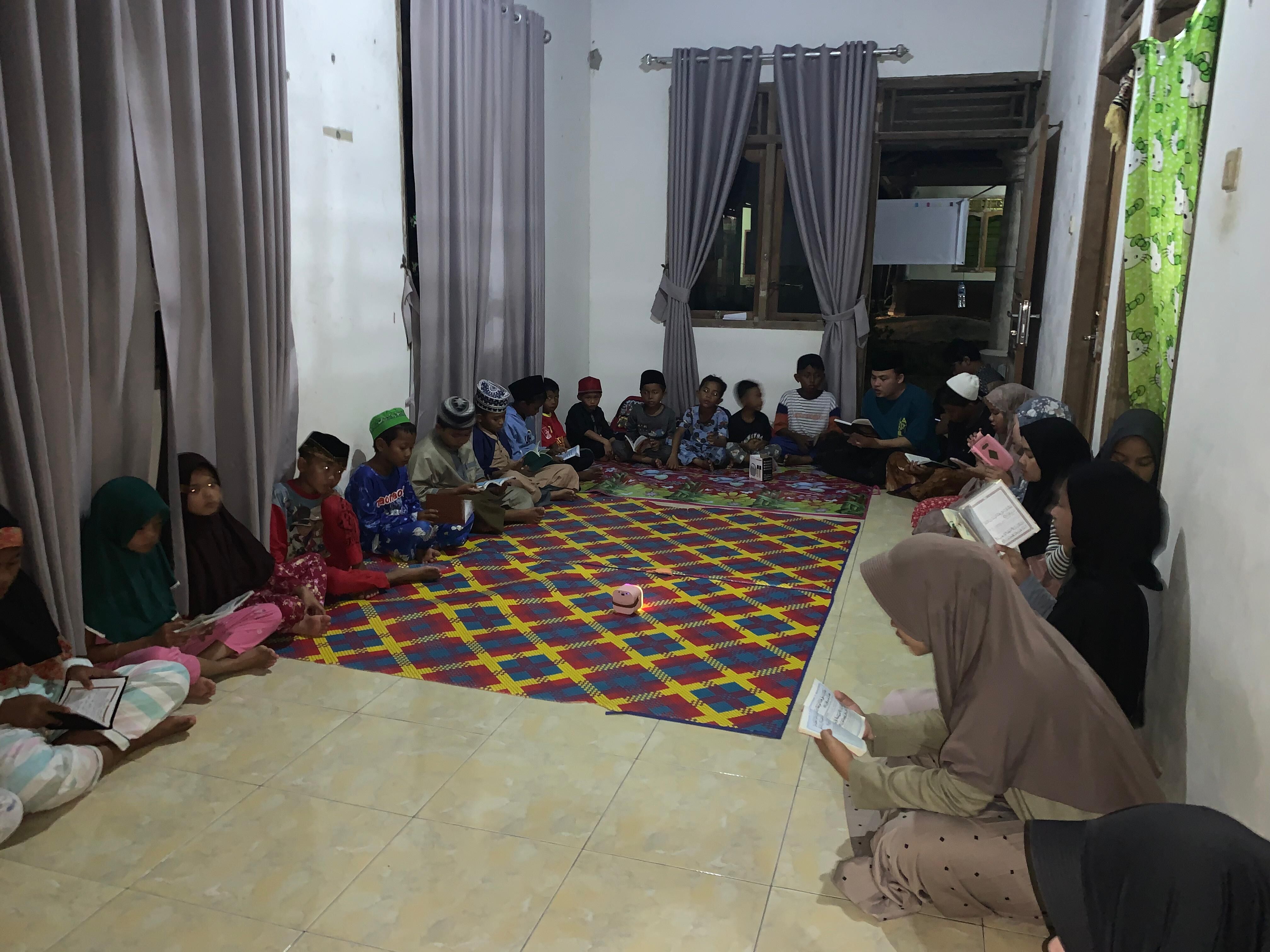 Mahasiswa IAIN SAS Bangka Belitung Gelar Pembacaan Yasin Bersama Anak-anak di Posko KKN