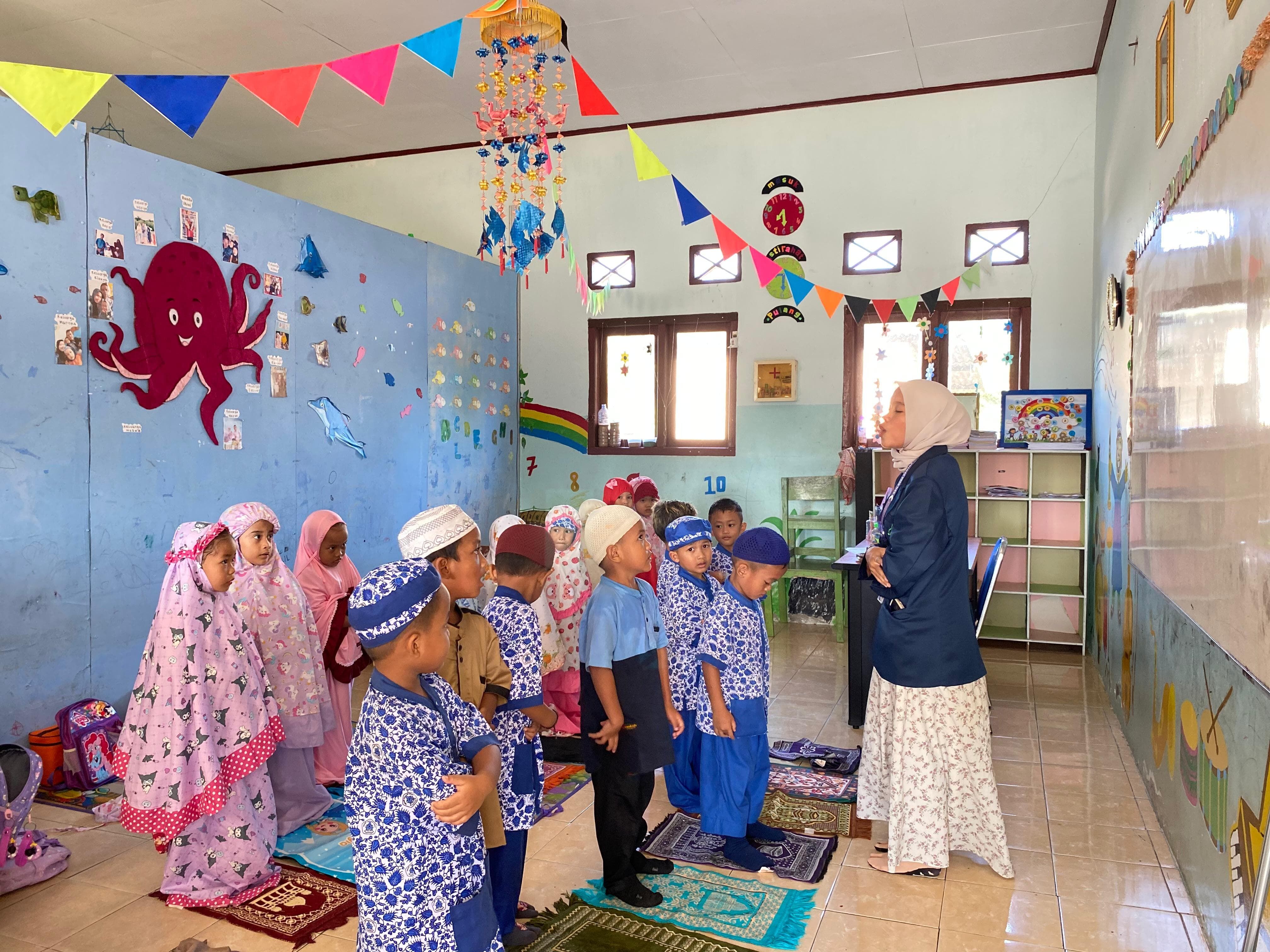 Mahasiswa KKN Bangka Tengah 2025 Ikut Andil dalam membantu ajarkan Anak TK dan PAUD Tata Cara Salat Dhuha dengan Metode Ceria