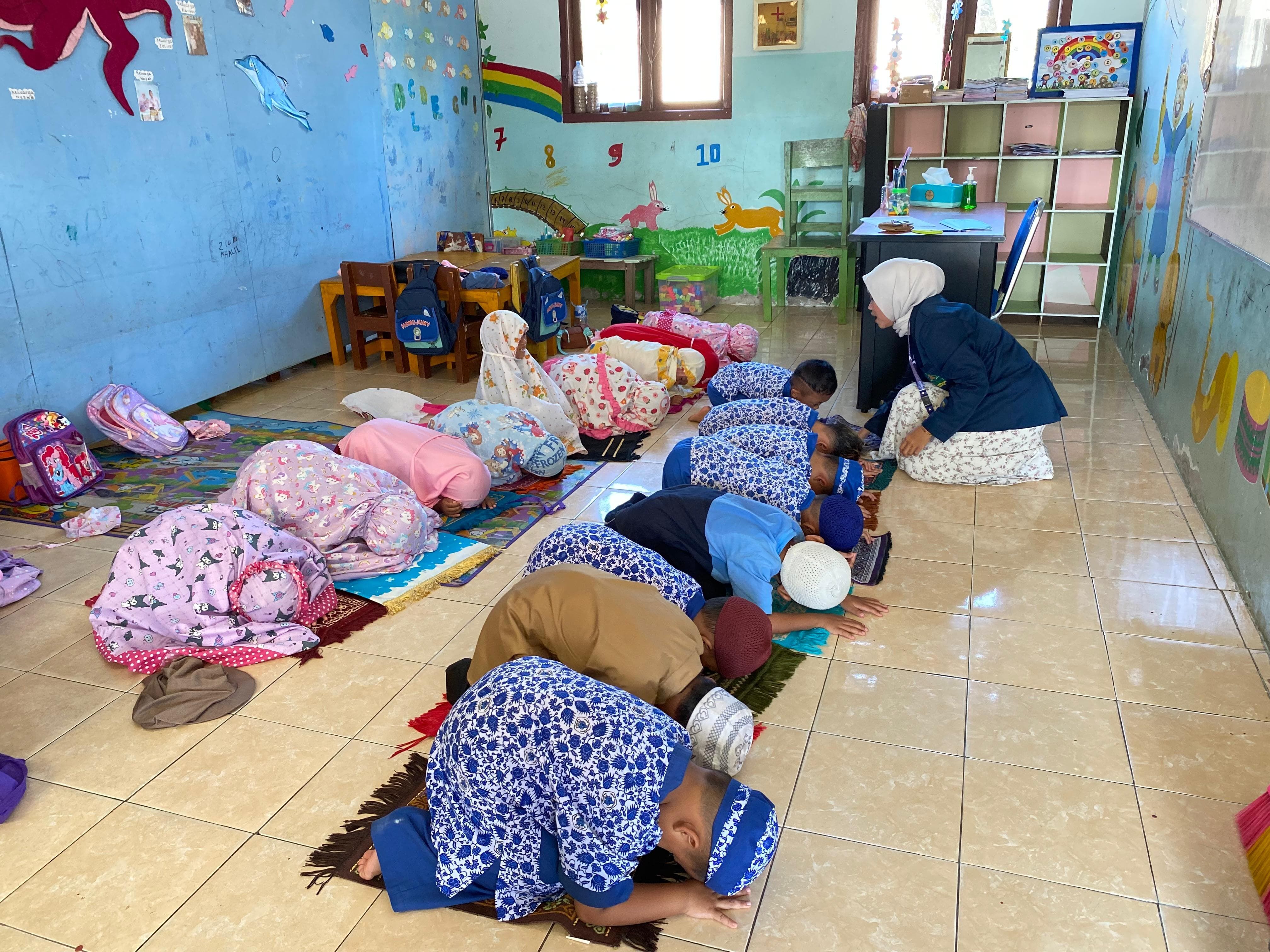 Mahasiswa KKN Bangka Tengah Kenalkan Pembelajaran Dini dan Sholat Dhuha di TK/PAUD Mawar Desa Penyak