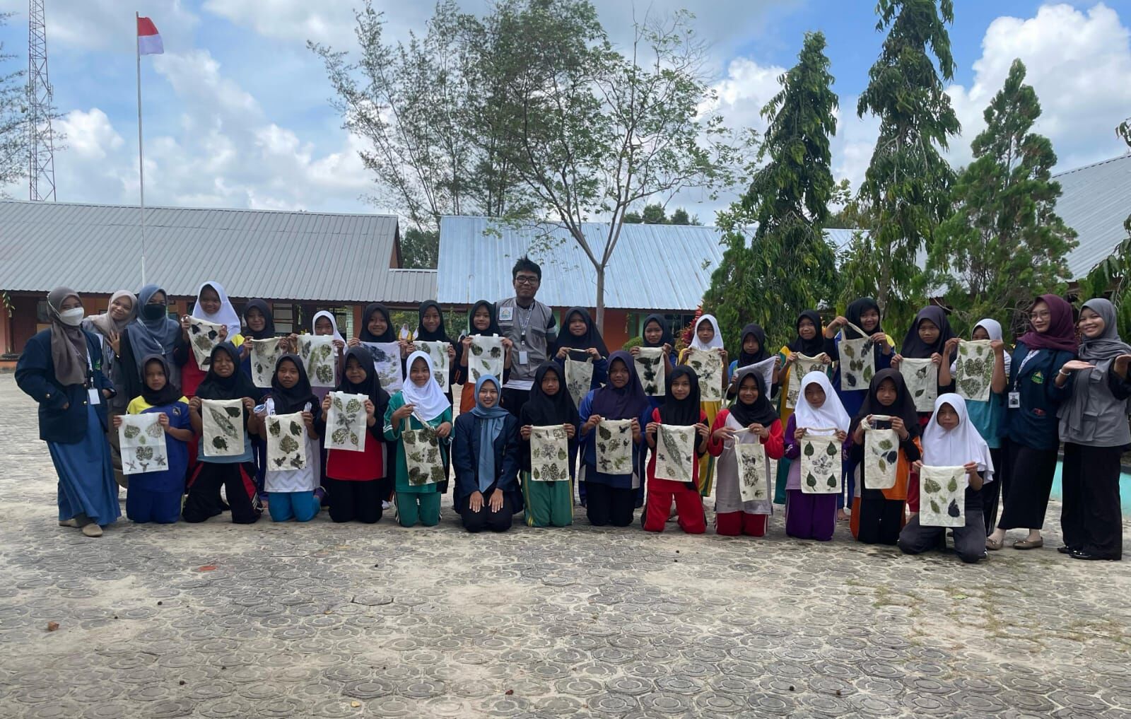 Mahasiswa KKN IAIN SAS Babel Adakan Workshop Ecoprinting di SMPN 6 Manggar