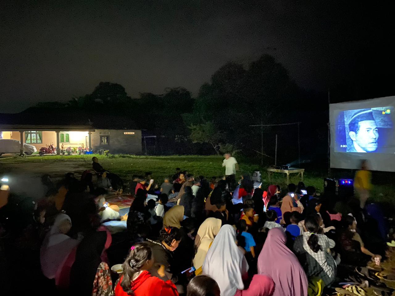 Mahasiswa KKN IAIN SAS Babel Ajak Warga Desa Krakas Nobar Film G 30 S/PKI