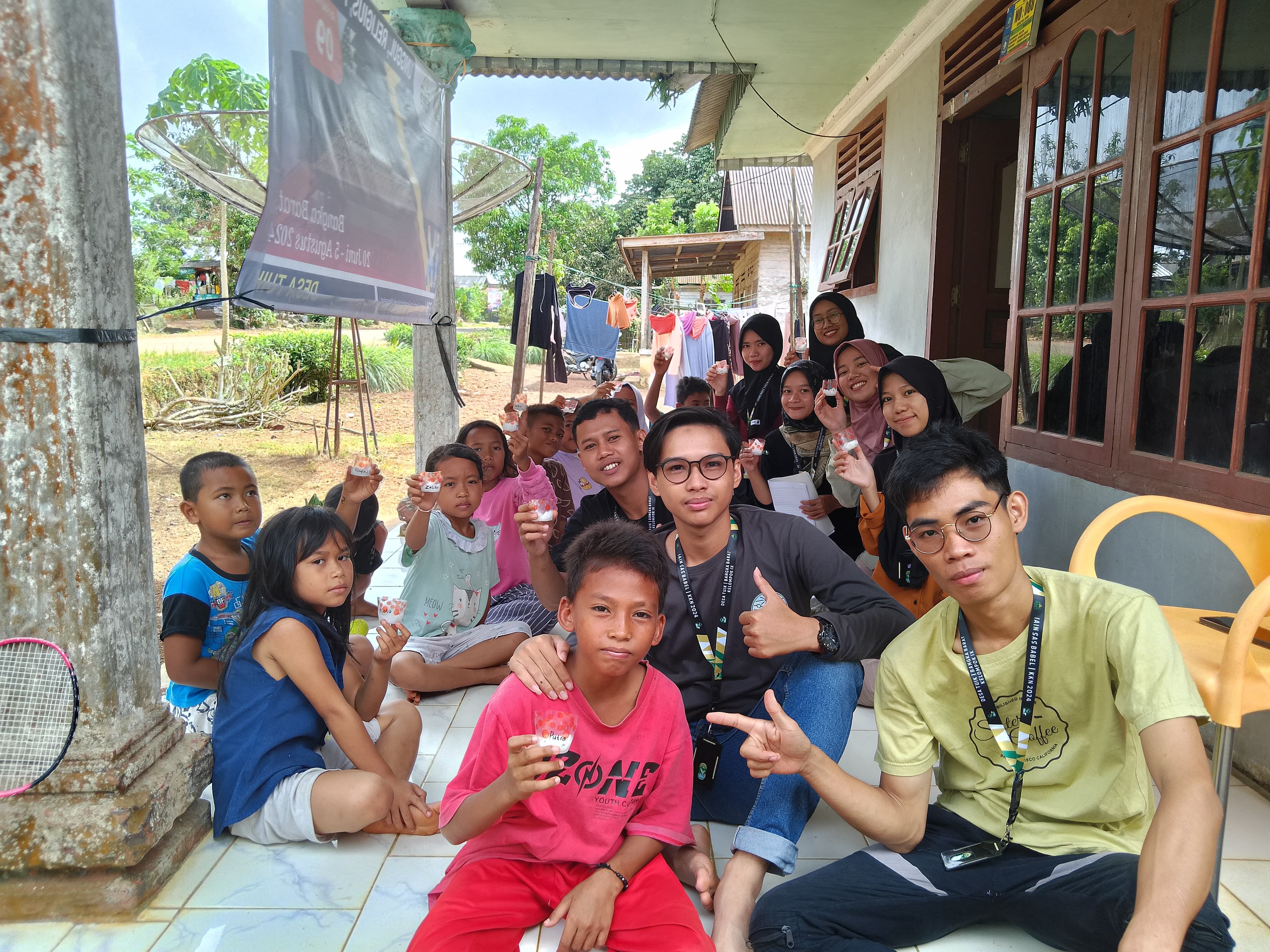 Mahasiswa KKN IAIN SAS Babel Ajarkan Keterampilan Anak- Anak di Desa Tuik