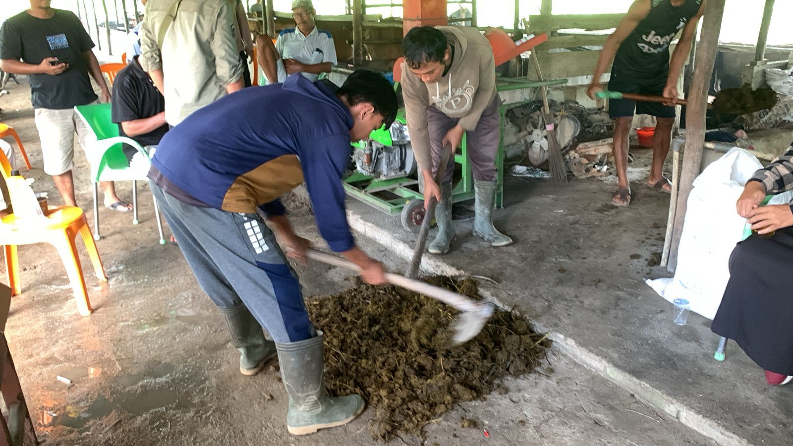 Mahasiswa KKN IAIN SAS Babel Berpartisipasi dalam Penyuluhan Pembuatan Pupuk Kompos di Desa Puput