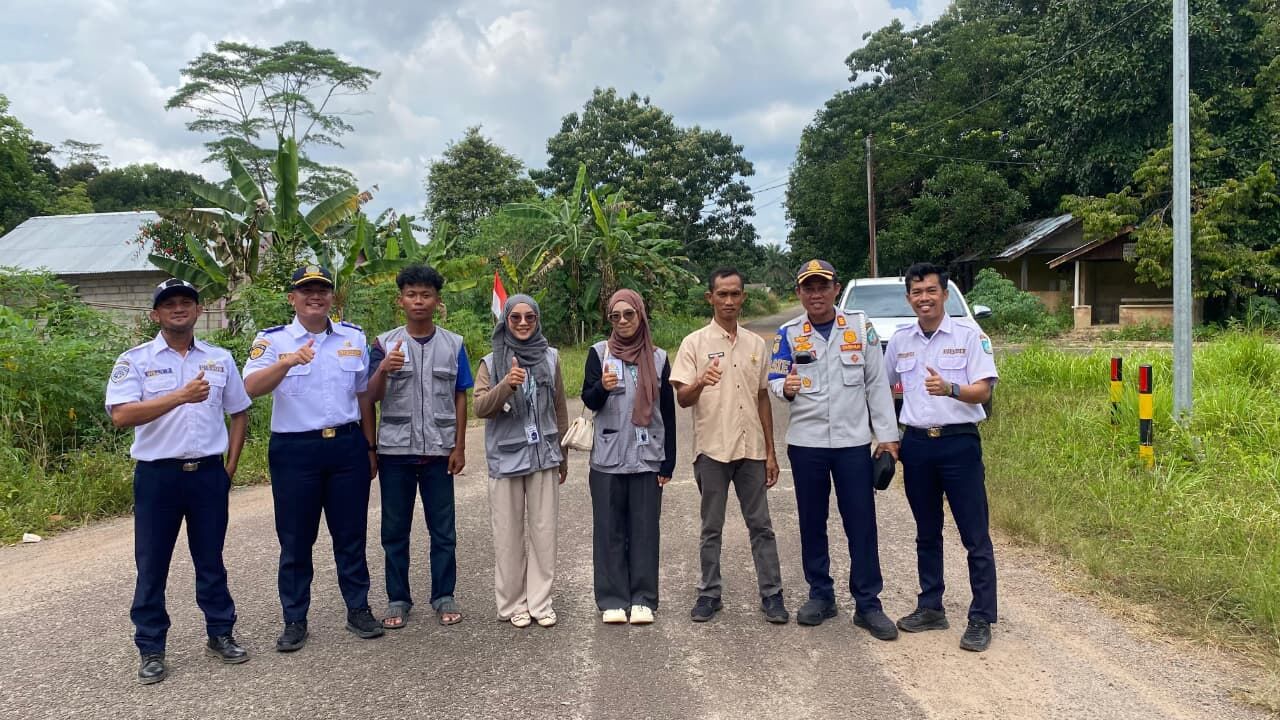 Mahasiswa KKN IAIN SAS Babel Bersama Dishub Belitung Timur dan Pemdes Aik Madu Tinjau Lokasi Pemasangan Rambu-Rambu Keamanan