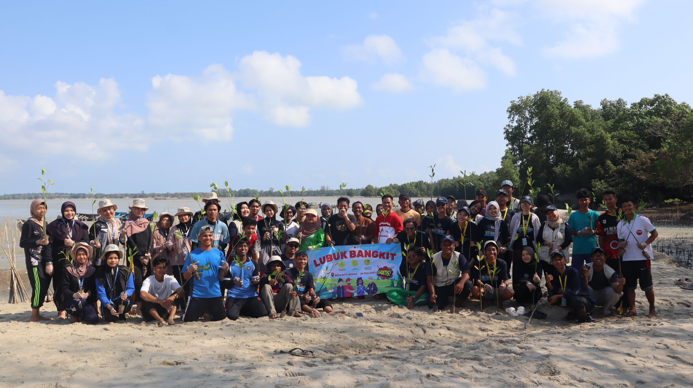 Mahasiswa KKN IAIN SAS Babel dan KKN - PPM UGM Bangka Bandhawa Hijaukan Pesisir : Aksi Tanam Mangrove dan Bersih Pantai