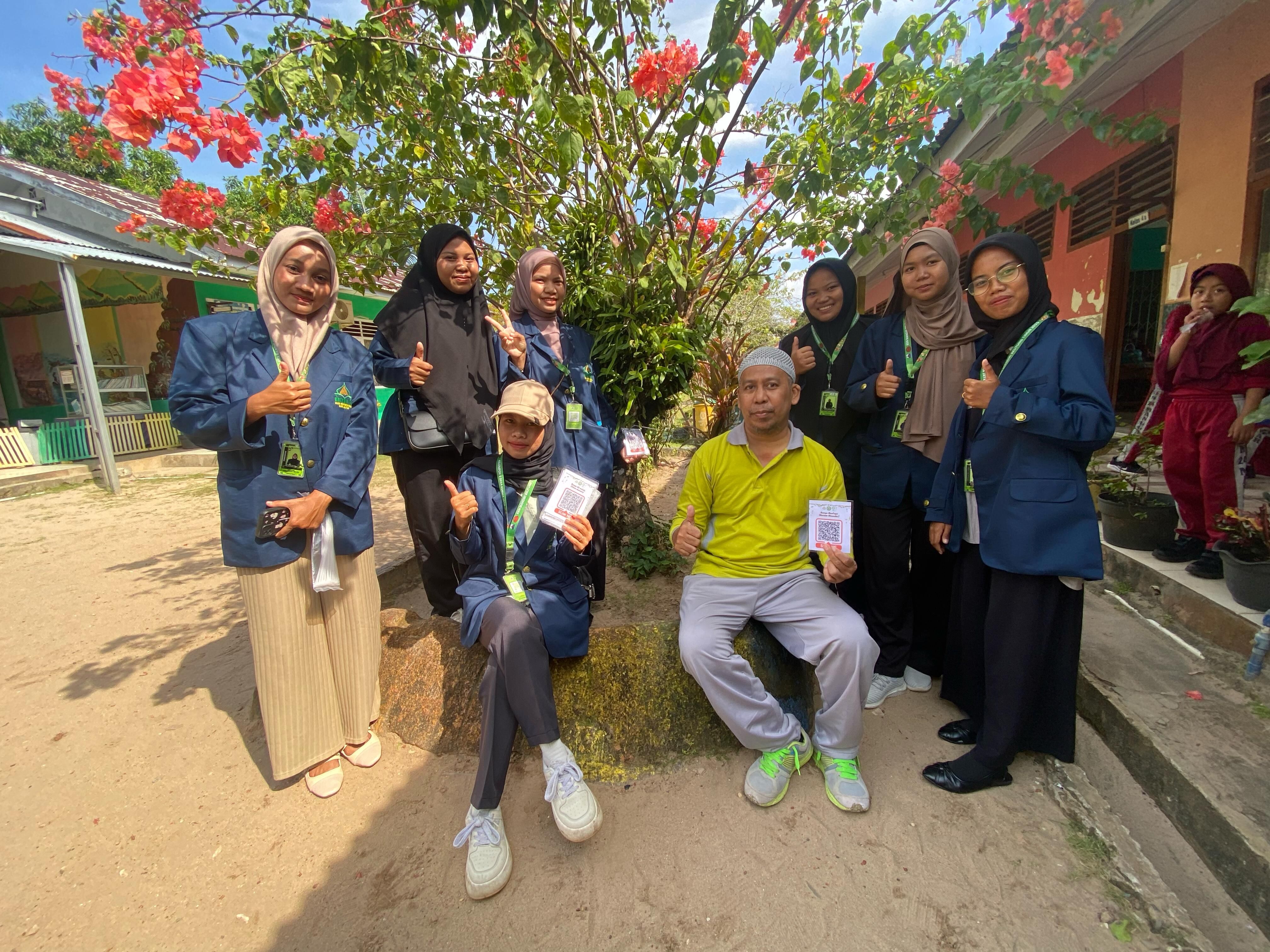 Mahasiswa KKN IAIN SAS Babel dan UIN Sunan Gunung Djati Bandung Bantu SDN 24 Manggar dengan Inovasi Barcode Tanaman