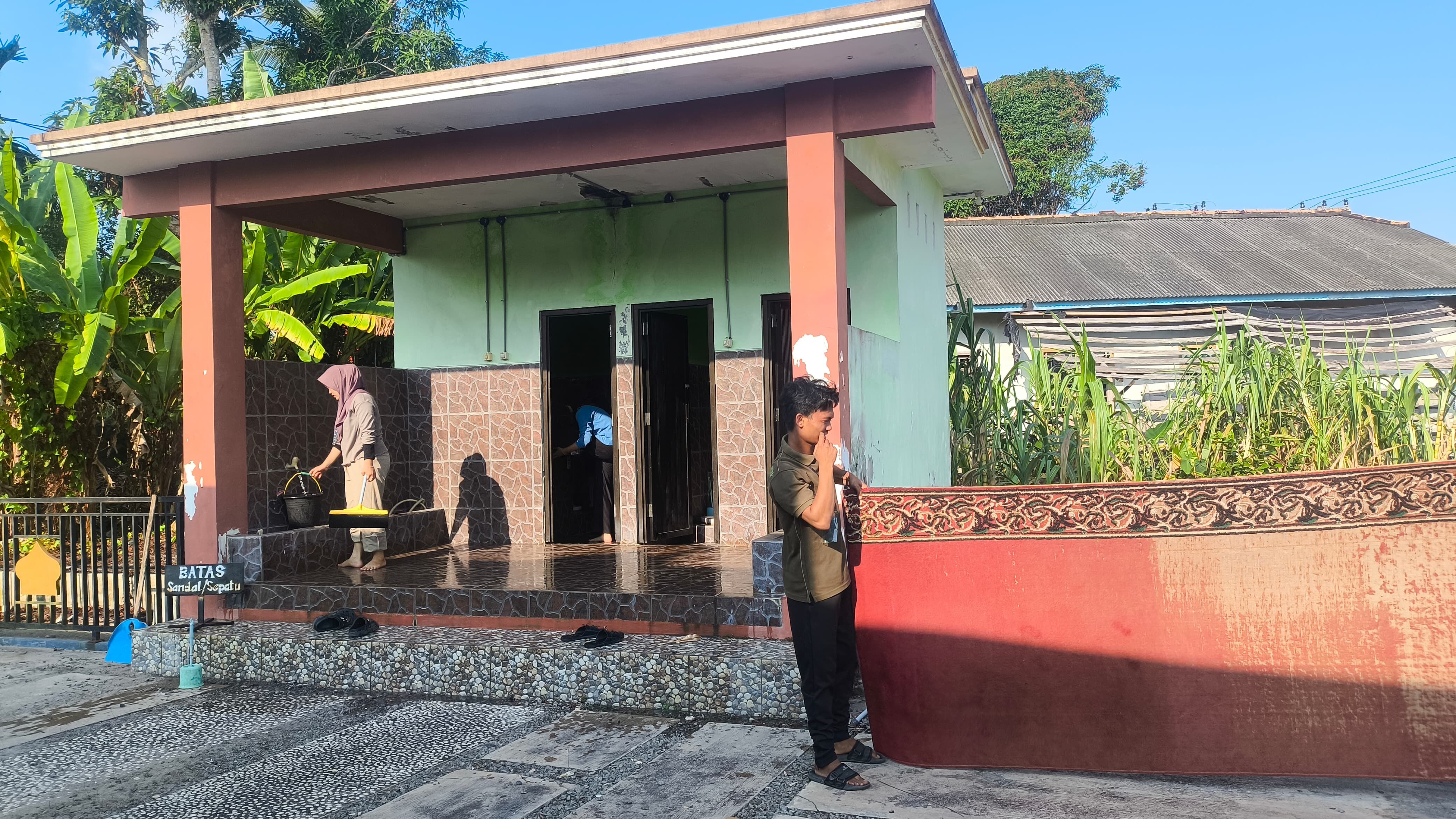 Mahasiswa KKN IAIN SAS Babel Desa Lubuk Lingkuk Lakukan Bersih-Bersih Mushola