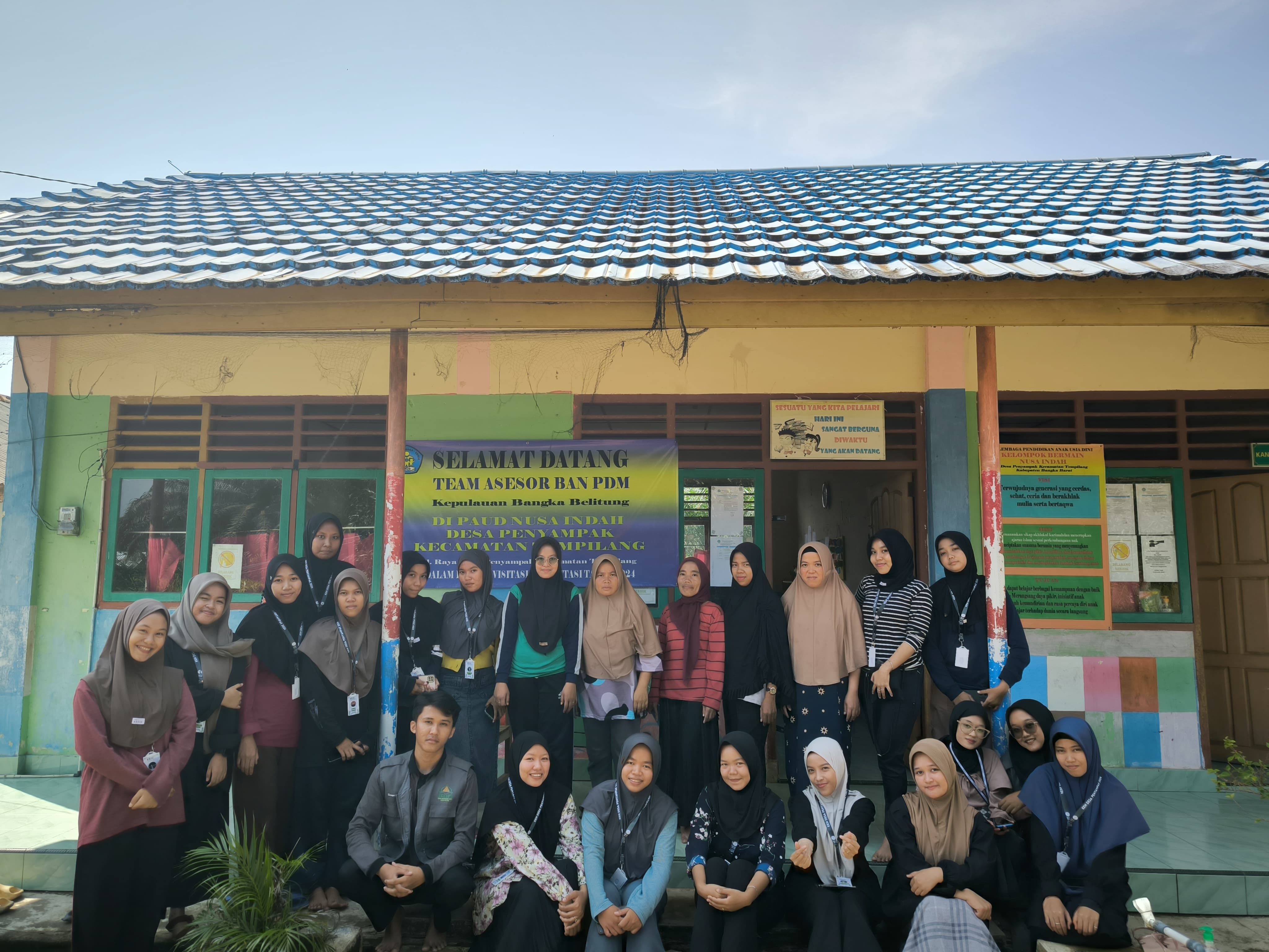 Mahasiswa KKN IAIN SAS Babel Desa Penyampak Adakan Kegiatan Bersih-Bersih di TK PAUD Nusa Indah