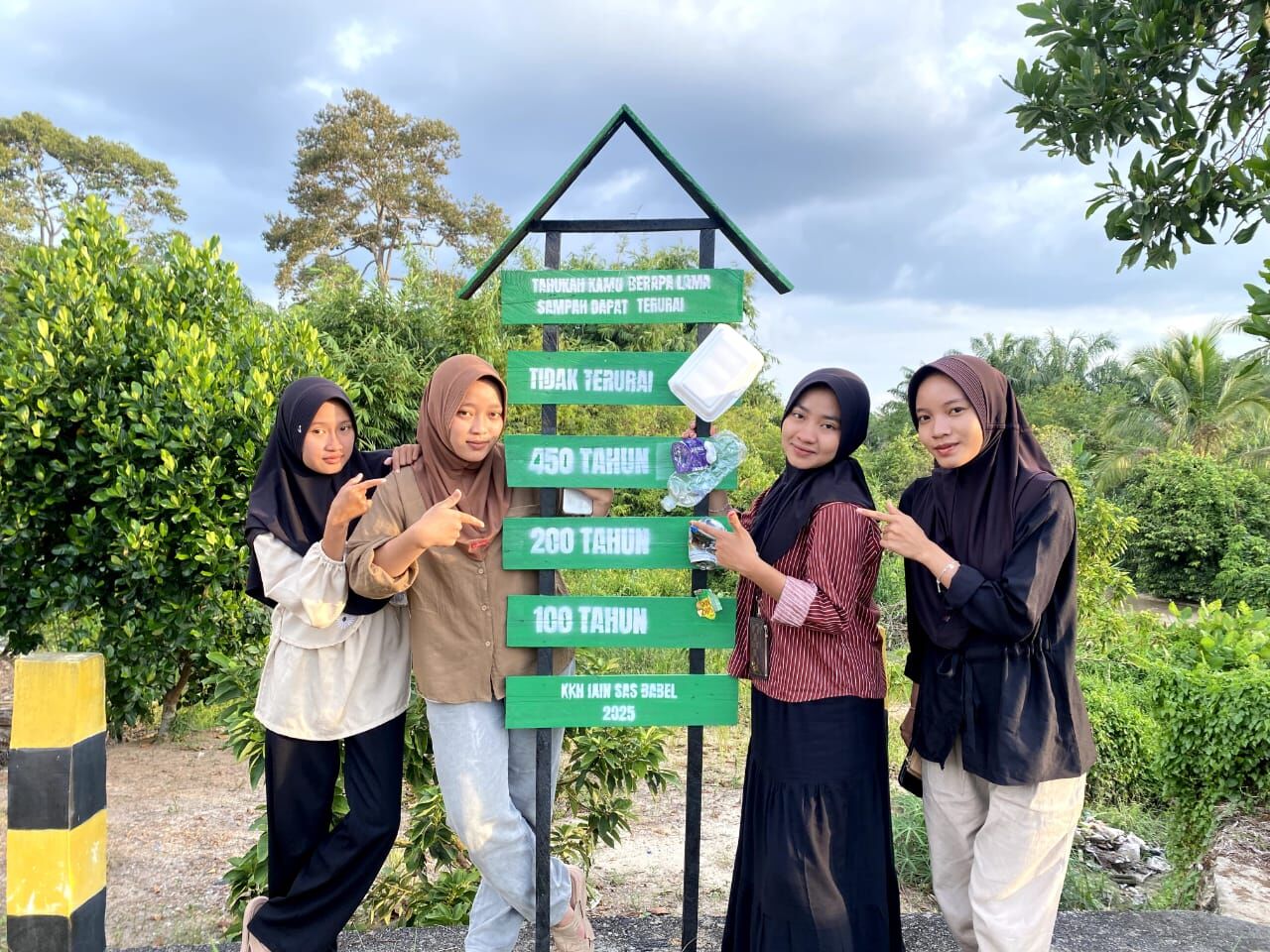 Mahasiswa KKN IAIN SAS Babel di Desa Lubuk Lingkuk Pasang Plang Edukasi di Titik Strategis Desa