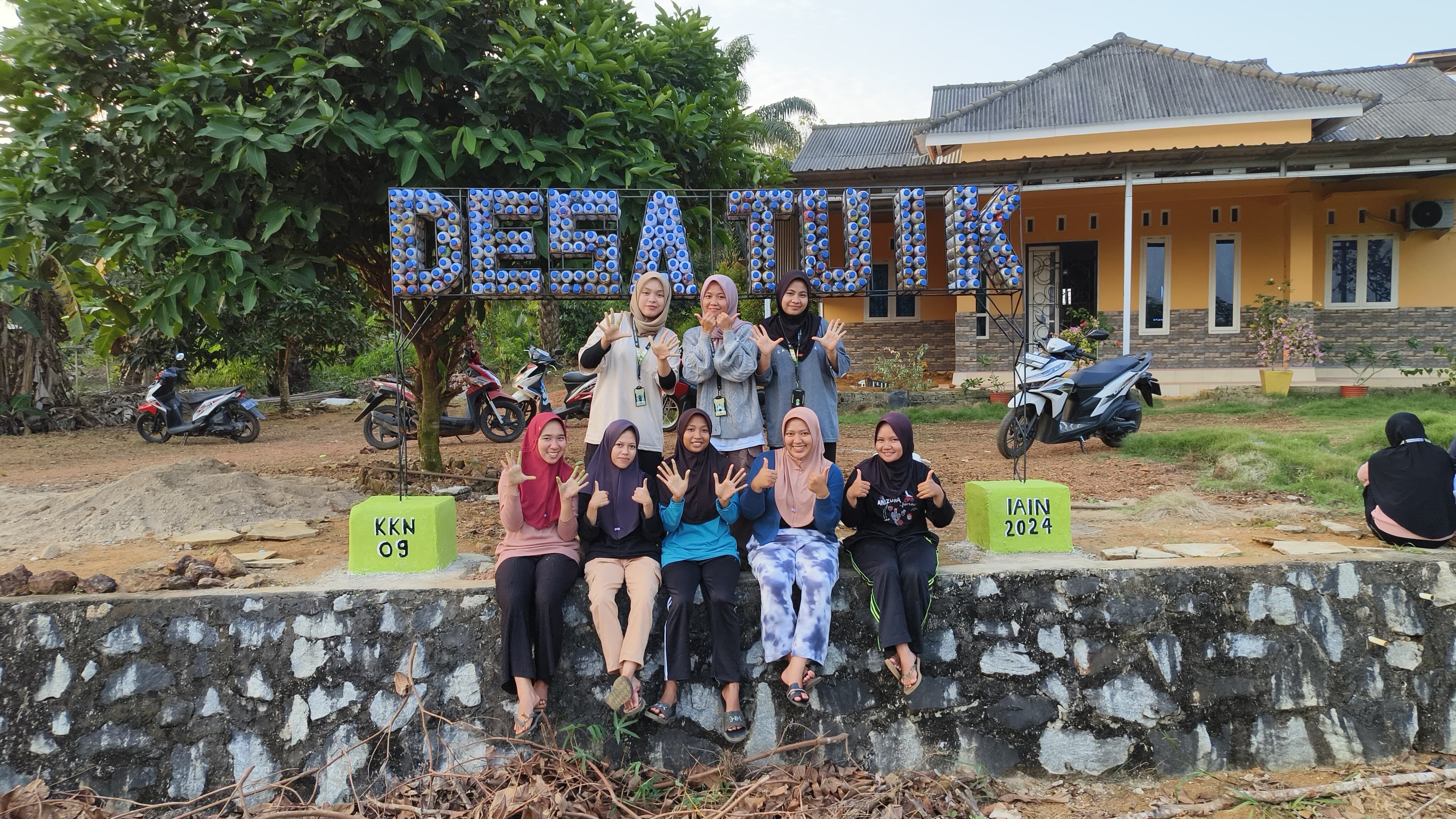 Mahasiswa KKN IAIN SAS Babel di Desa Tuik Olah Sampah Palstik Menjadi Ecobrik