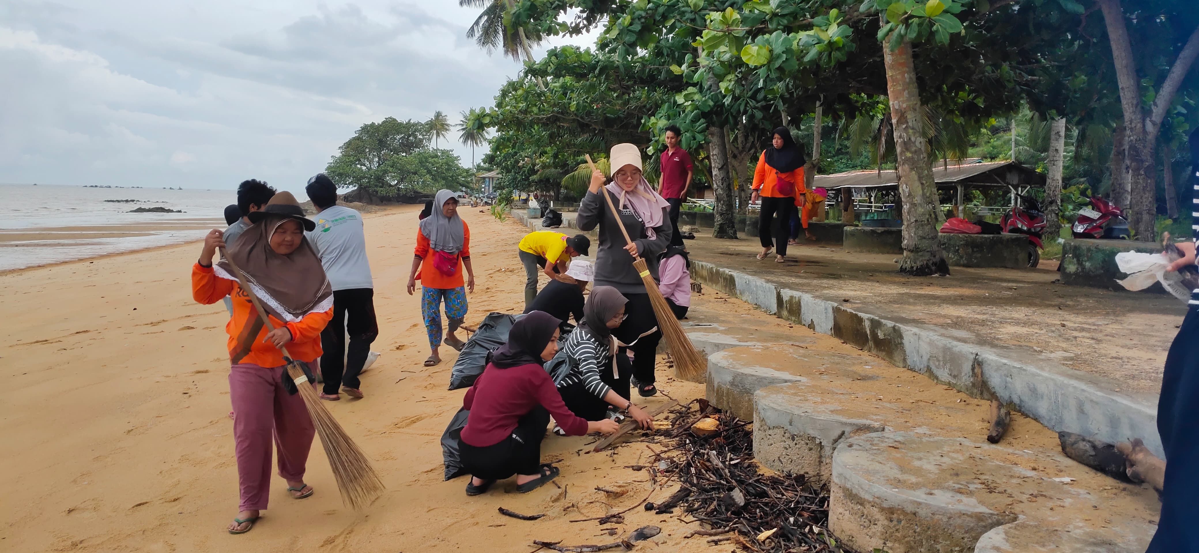 Mahasiswa KKN IAIN SAS Babel Gelar Aksi Bersih Pantai Pasir Kuning Bersama Warga
