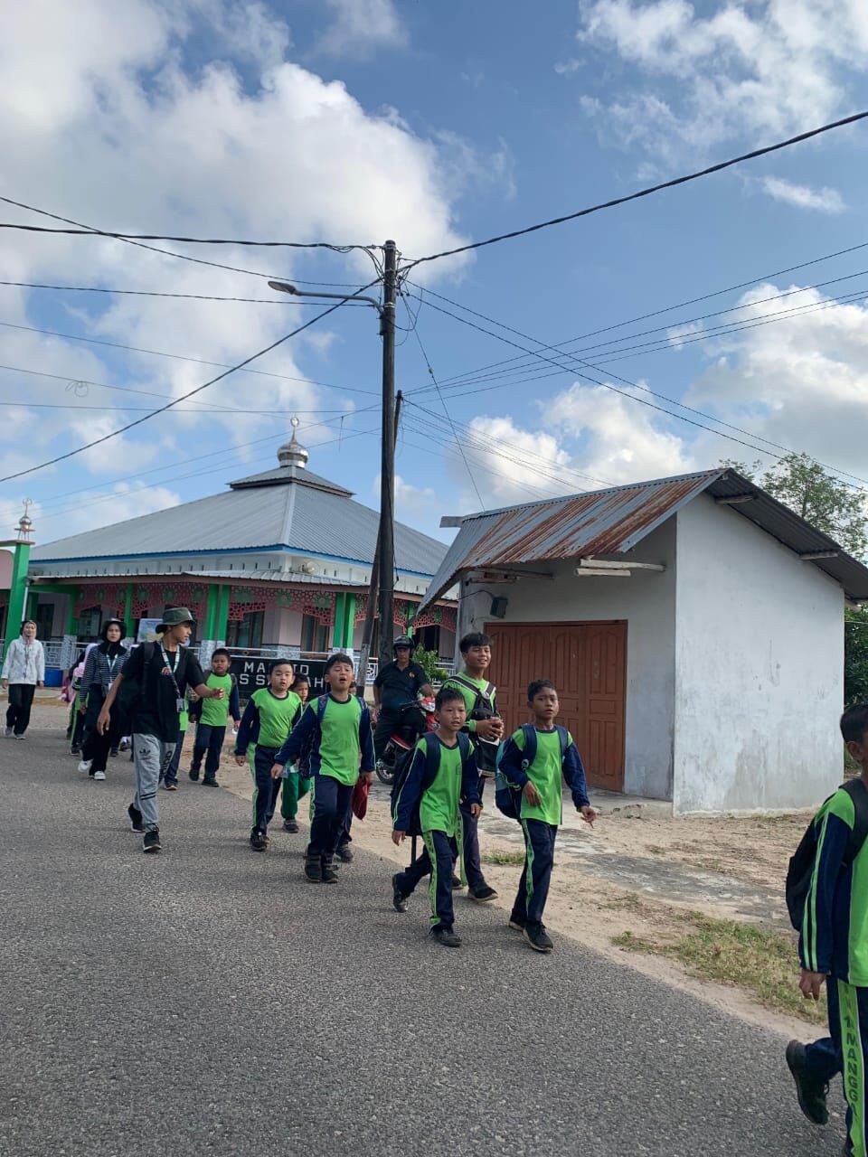 Mahasiswa KKN IAIN SAS Babel Gelar Jalan Sehat Bersama Siswa SD Negeri 18 Manggar