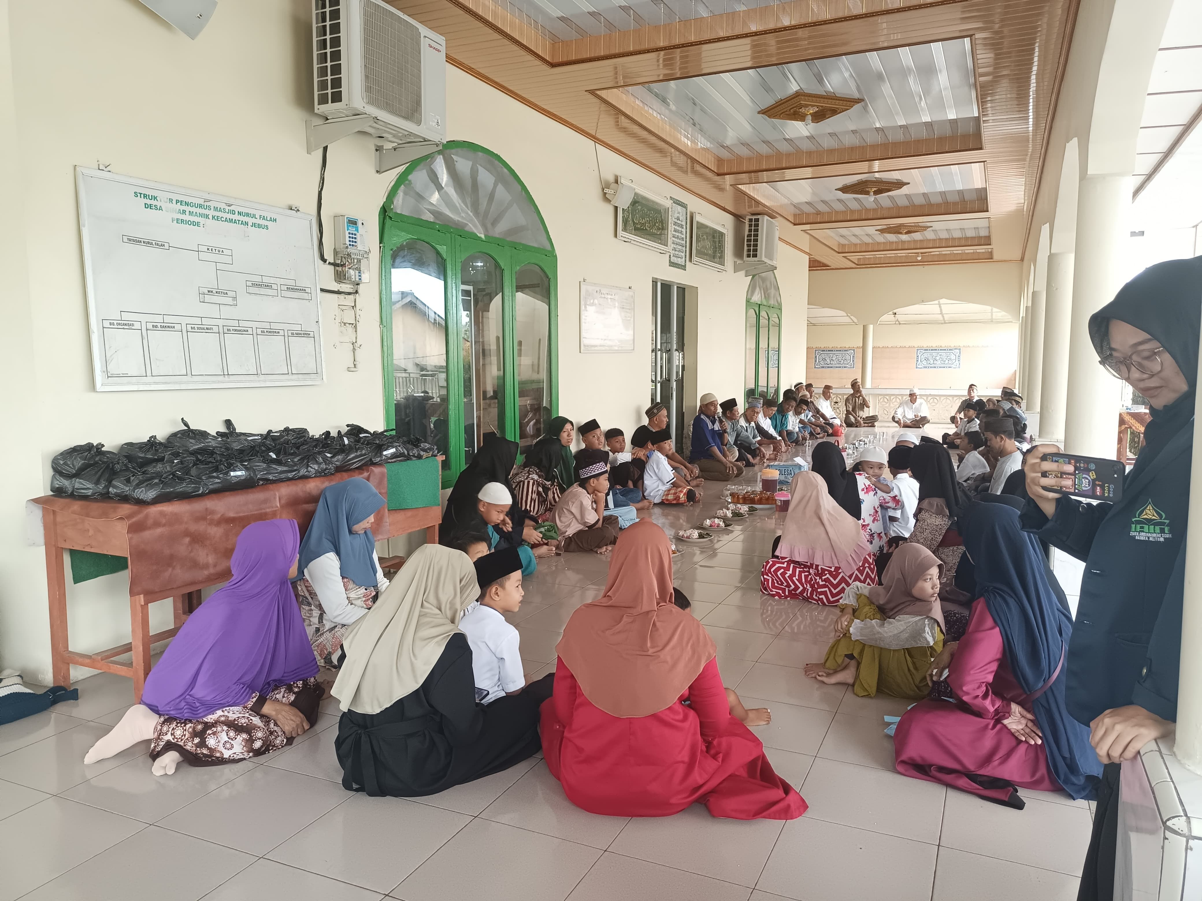 Mahasiswa KKN IAIN SAS Babel Ikut Serta dalam Kegiatan Khitanan Massal di Desa Sinar Manik