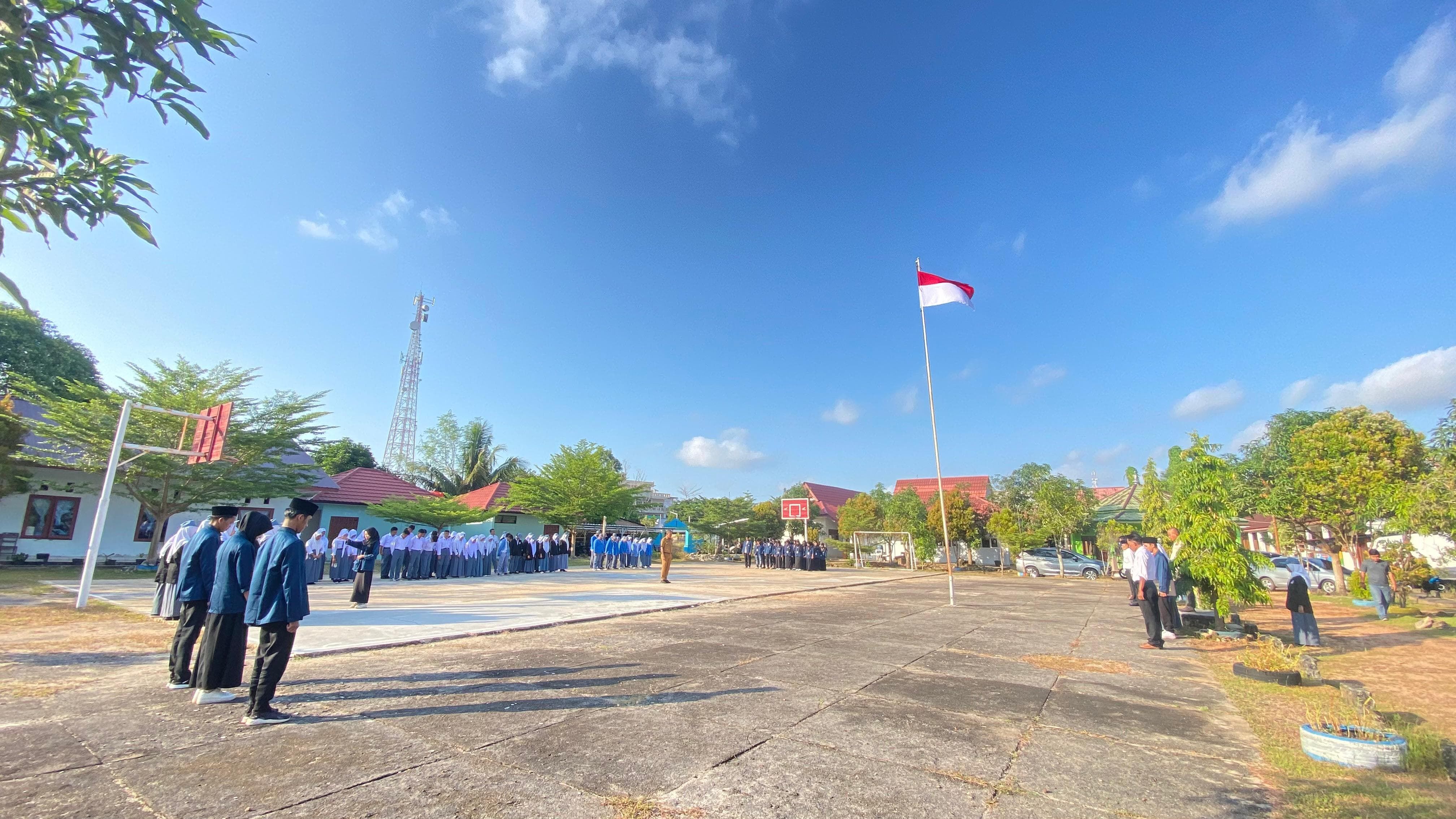 Mahasiswa KKN IAIN SAS Babel Ikut Serta Upacara Bendera di SMKS Handayani Manggar