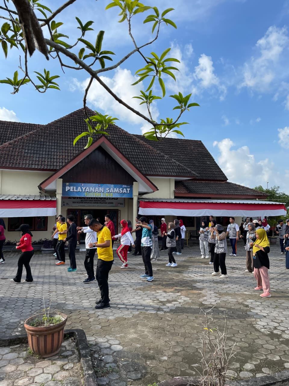 Mahasiswa KKN IAIN SAS Babel Kelompok 2 Desa Aik Madu Ikut Senam Bersama Samsat Manggar Belitung Timur