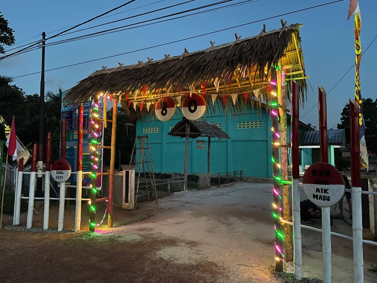 Mahasiswa KKN IAIN SAS Babel Kelompok 2 Desa Aik Madu Ikut serta Memeriahkan Lomba Hias Gapura dari PLN UIW Babel
