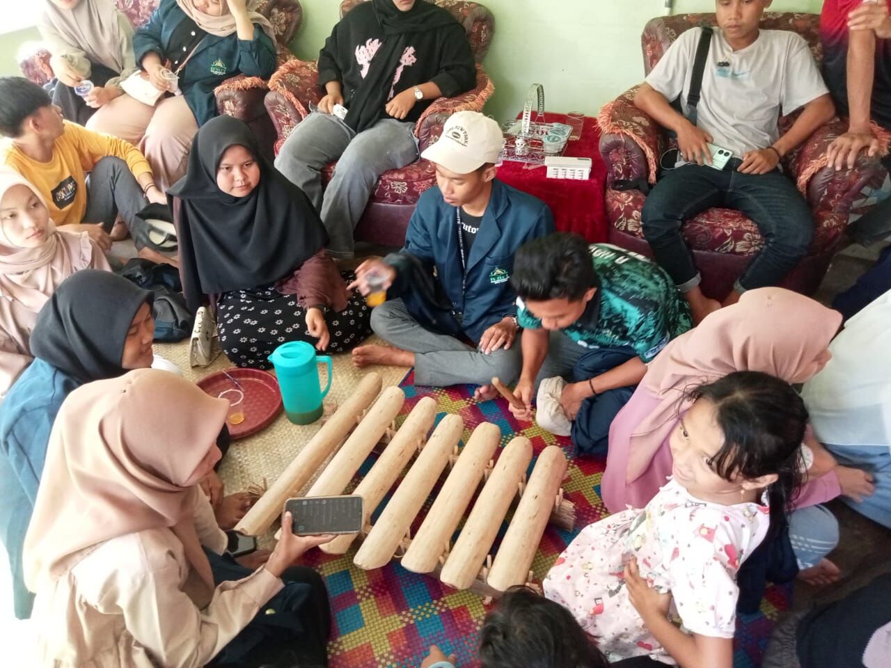 Mahasiswa KKN IAIN SAS Babel Kunjungi Rumah Maestro alat Musik Gambangan