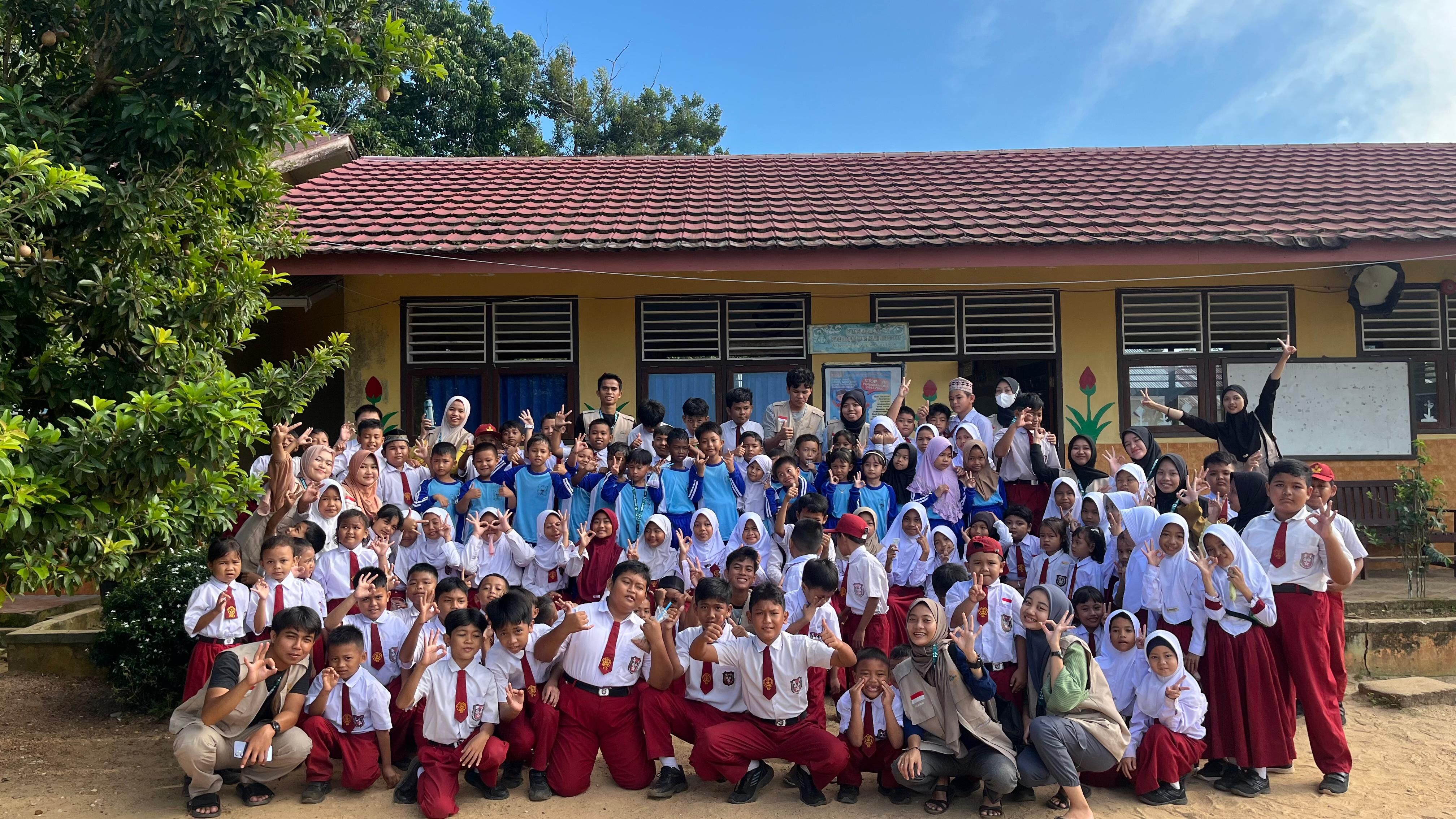 Mahasiswa KKN IAIN SAS Babel Kunjungi SDN 1 Kelapa Kampit Dan Adakan Kerja Bakti Bersama