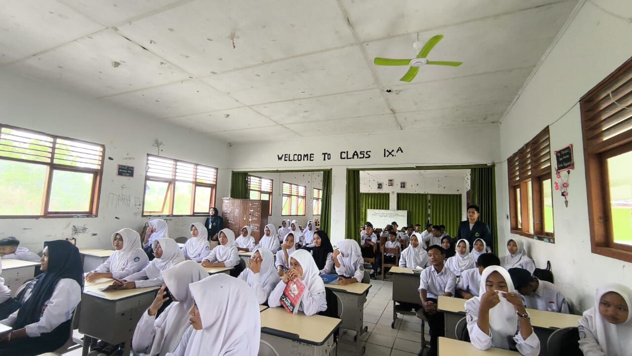 Mahasiswa KKN IAIN SAS Babel Sosialisasi Anti Bullying di SMPN 2 Lubuk Besar