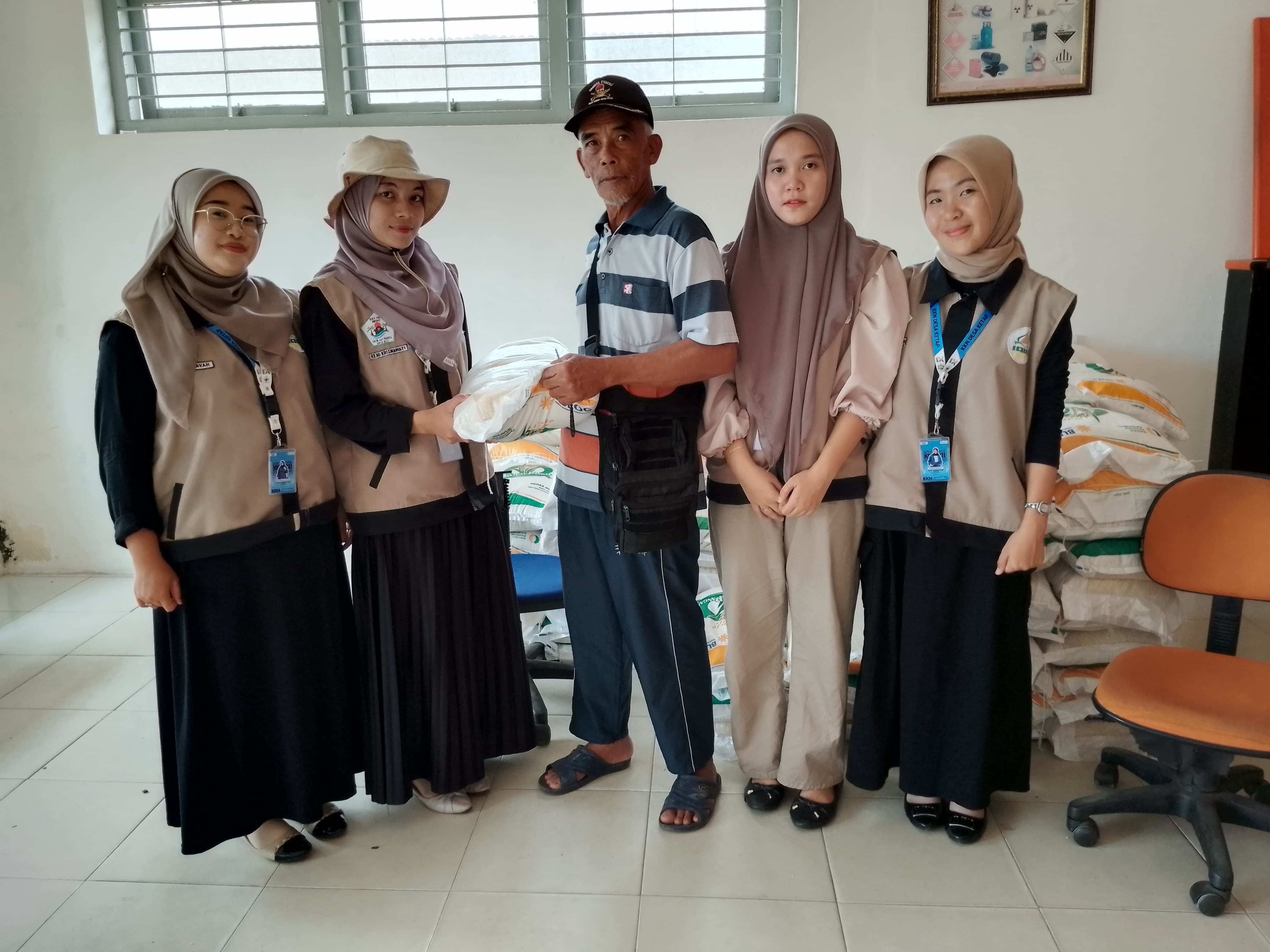 Mahasiswa KKN IAIN SAS Babel Turut Berkontribusi dalam Pembagian Bansos Beras Bulog di Desa Ketap