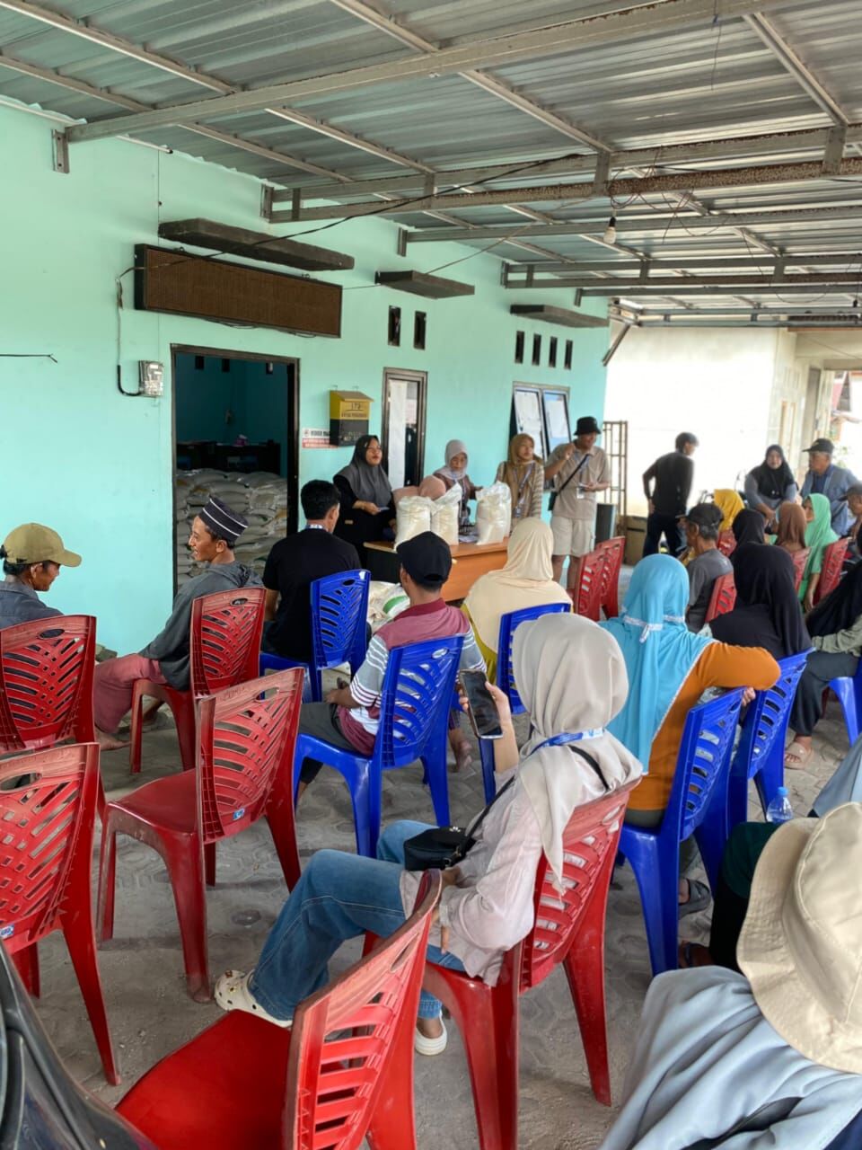 Mahasiswa KKN IAIN SAS Babel Turut Sukseskan Pembagian Bantuan Pangan di Desa Batu Beriga