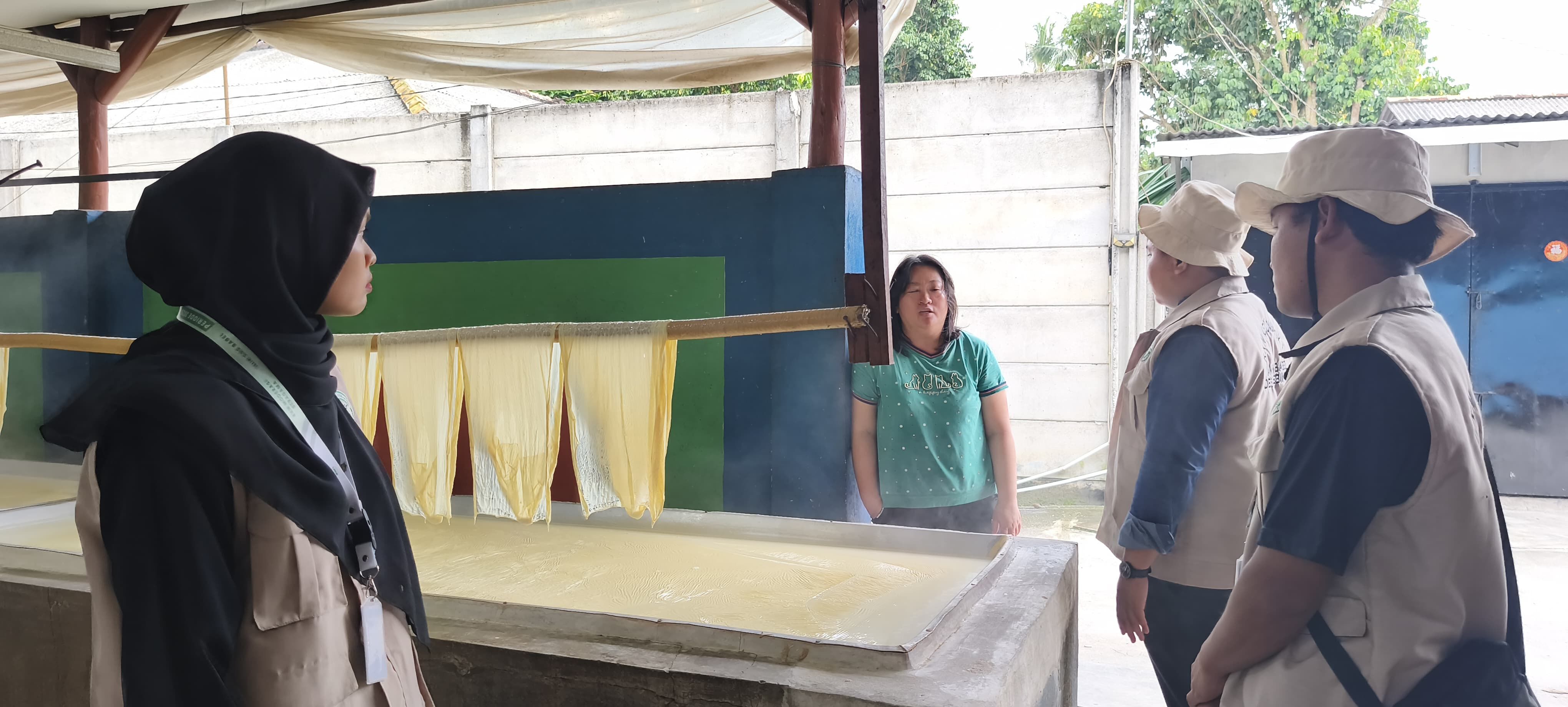 Mahasiswa KKN IAIN SAS Kunjungi Pabrik Tahu dan Tauco di Dusun Kebintik Permai RT 3, Desa Kebintik