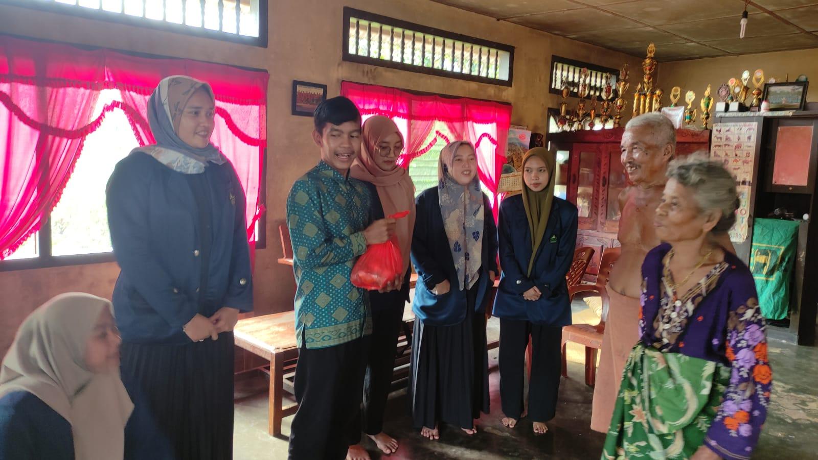 Jumat Berkah, Mahasiswa KKN MB IAIN SAS Babel Berbagi Paket Sembako