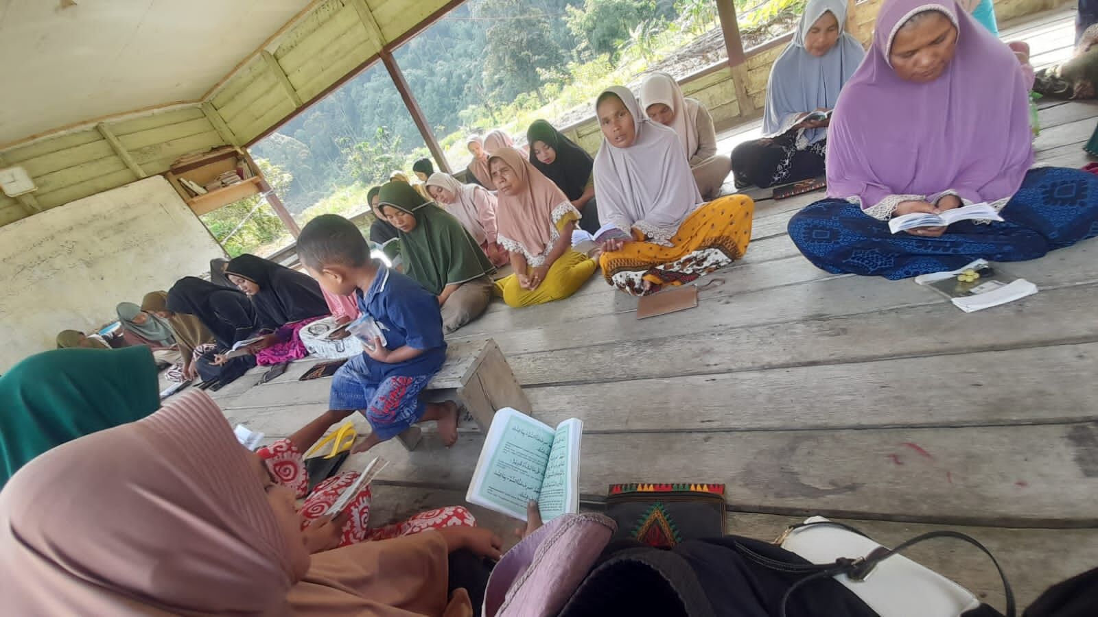 Mahasiswa KKN Melayu Serumpun Kelompok 4  Ikuti Kajian Rutin Bersama Warga Gampong Leles