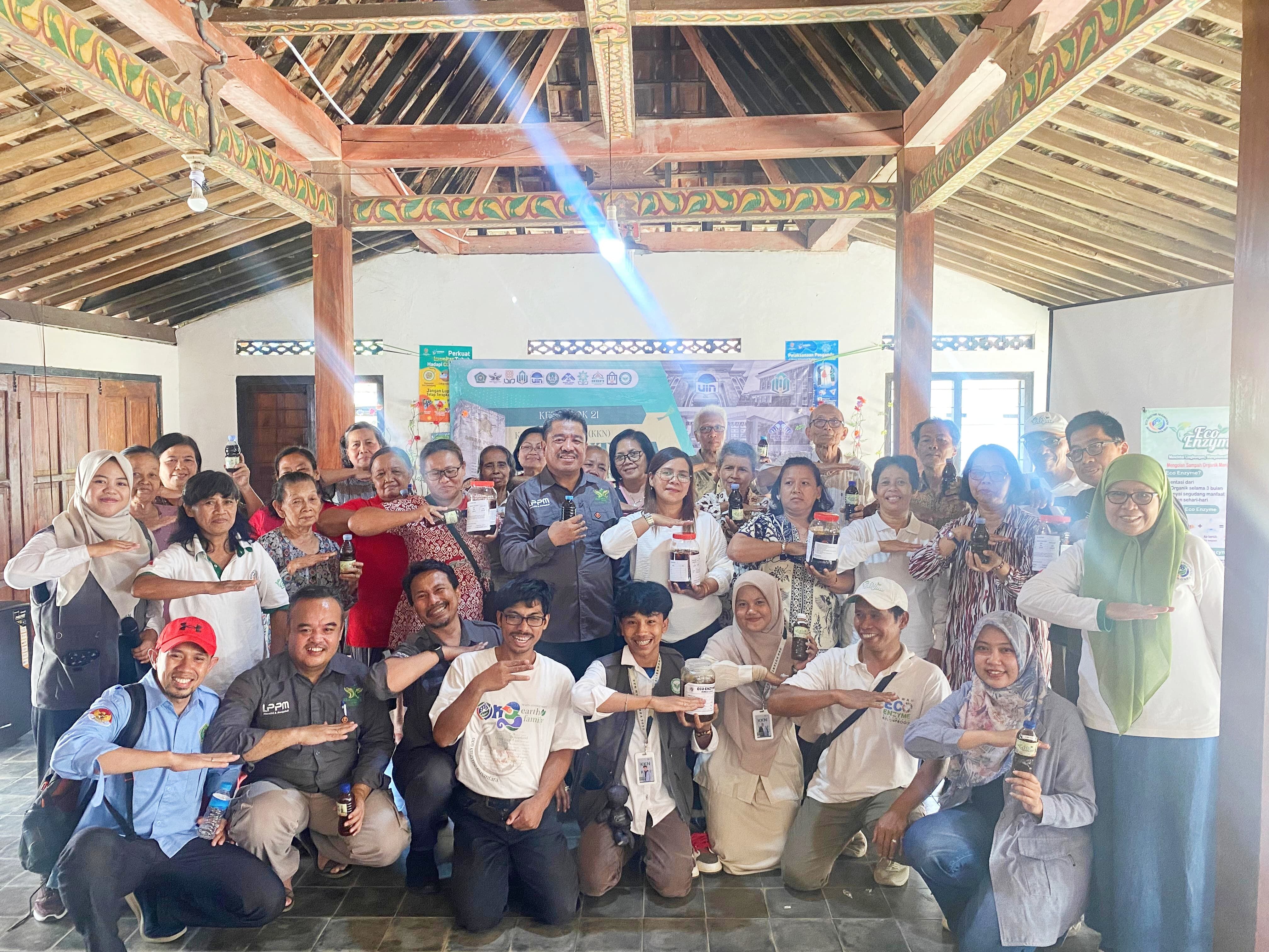 Mahasiswa KKN Nusanatara Resmikan Bank Sampah ,Pelatihan Pembuatan Eco Enzym Dan  Ekoteologi di Dusun Dukuh Boro, Desa Banjarasri