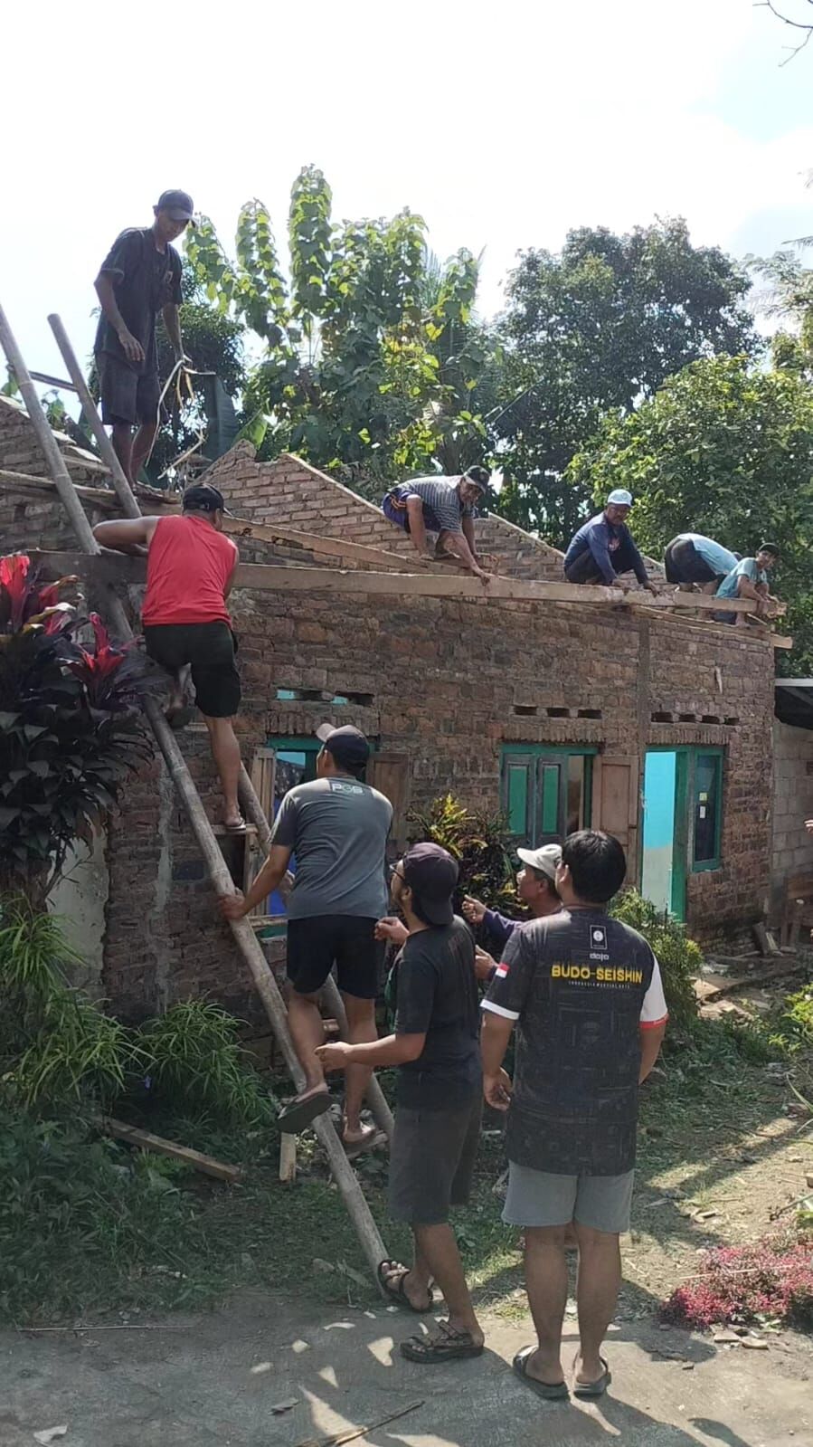 Mahasiswa KKN Nusantara 2025 Kelompok 7 Bersama Warga Jogobayan Laksanakan Program Bedah Rumah
