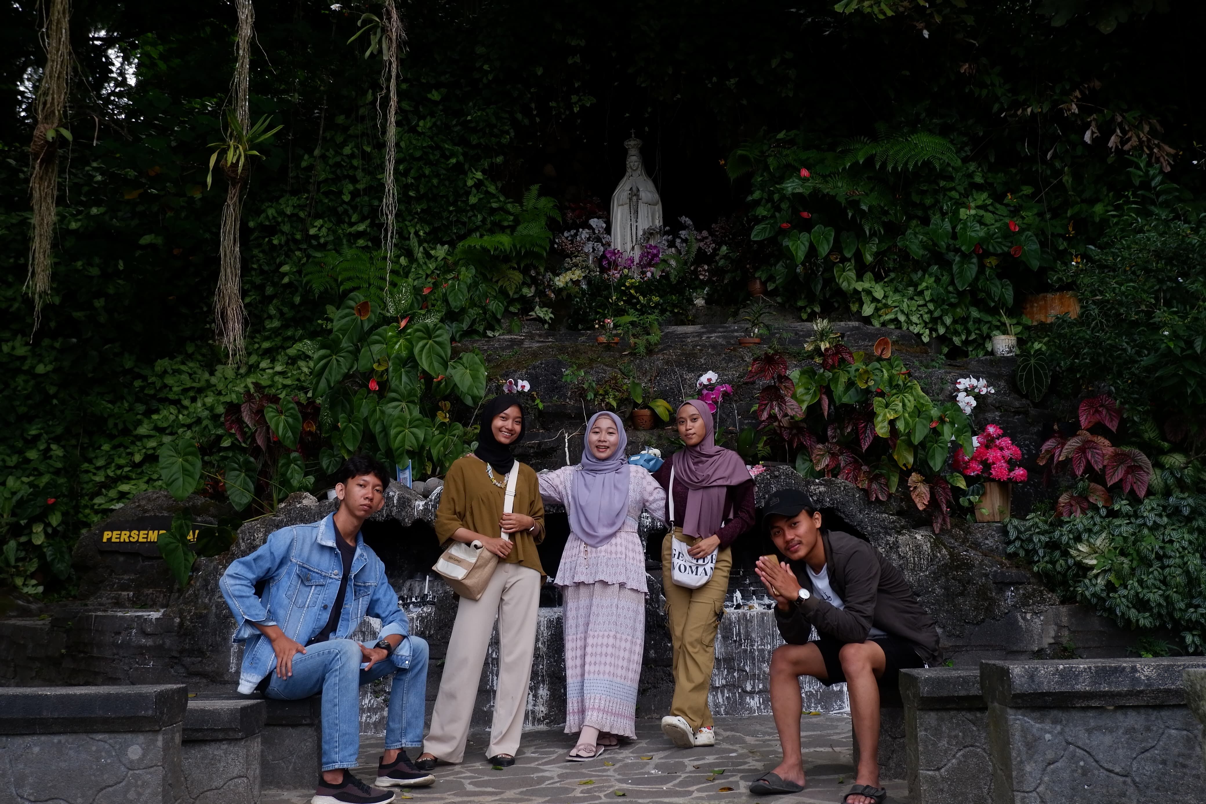 Mahasiswa KKN Nusantara Moderasi Beragama Kelompok 5 Menelusuri Sejarah dan Keindahan Gua Maria Fatimah Sawer Rahmat