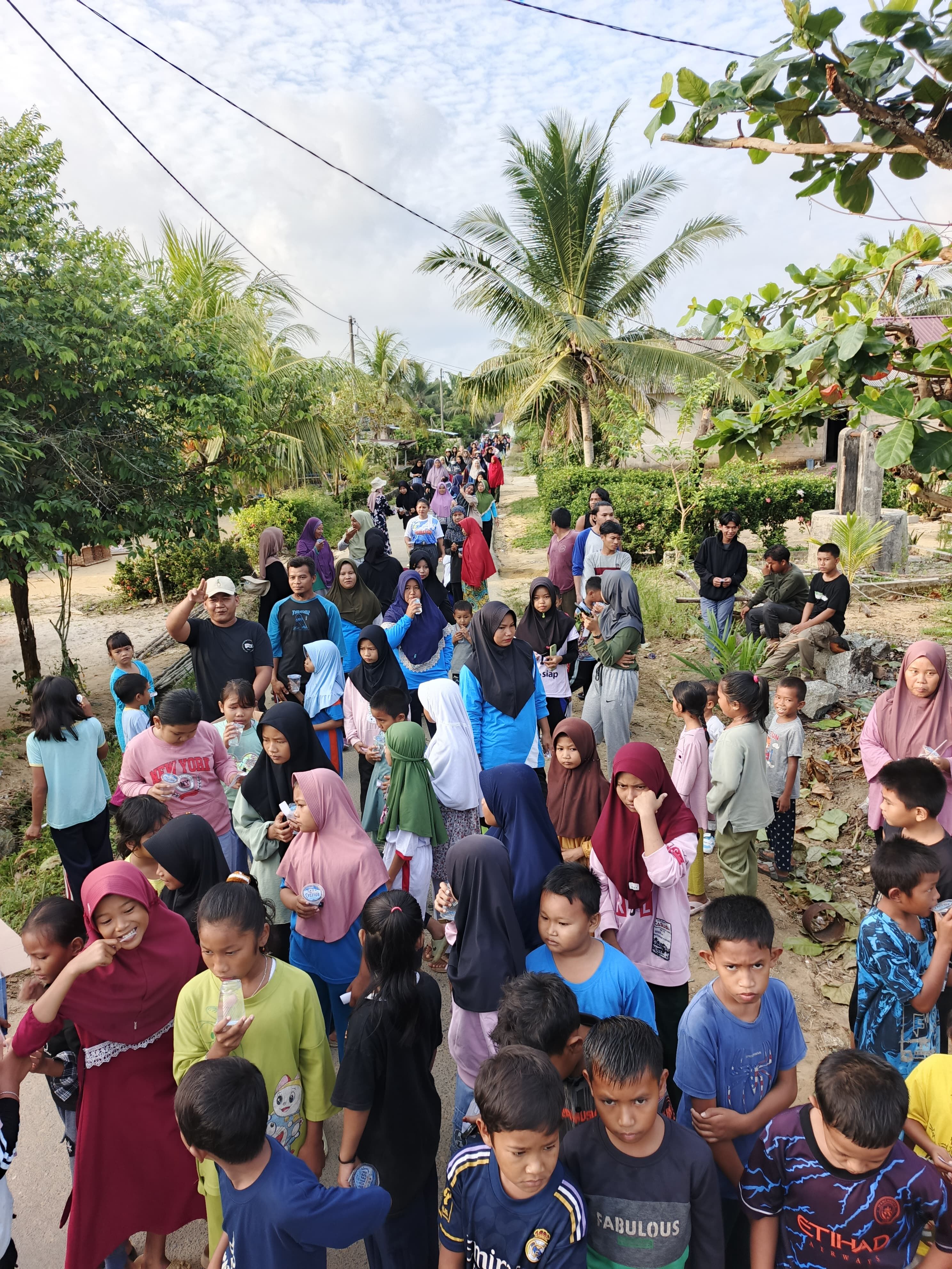Mahasiswa KKN Simpang Tiga IAIN SAS Babel Adakan Jalan Santai Bersama Masyarakat Desa Simpang Tiga