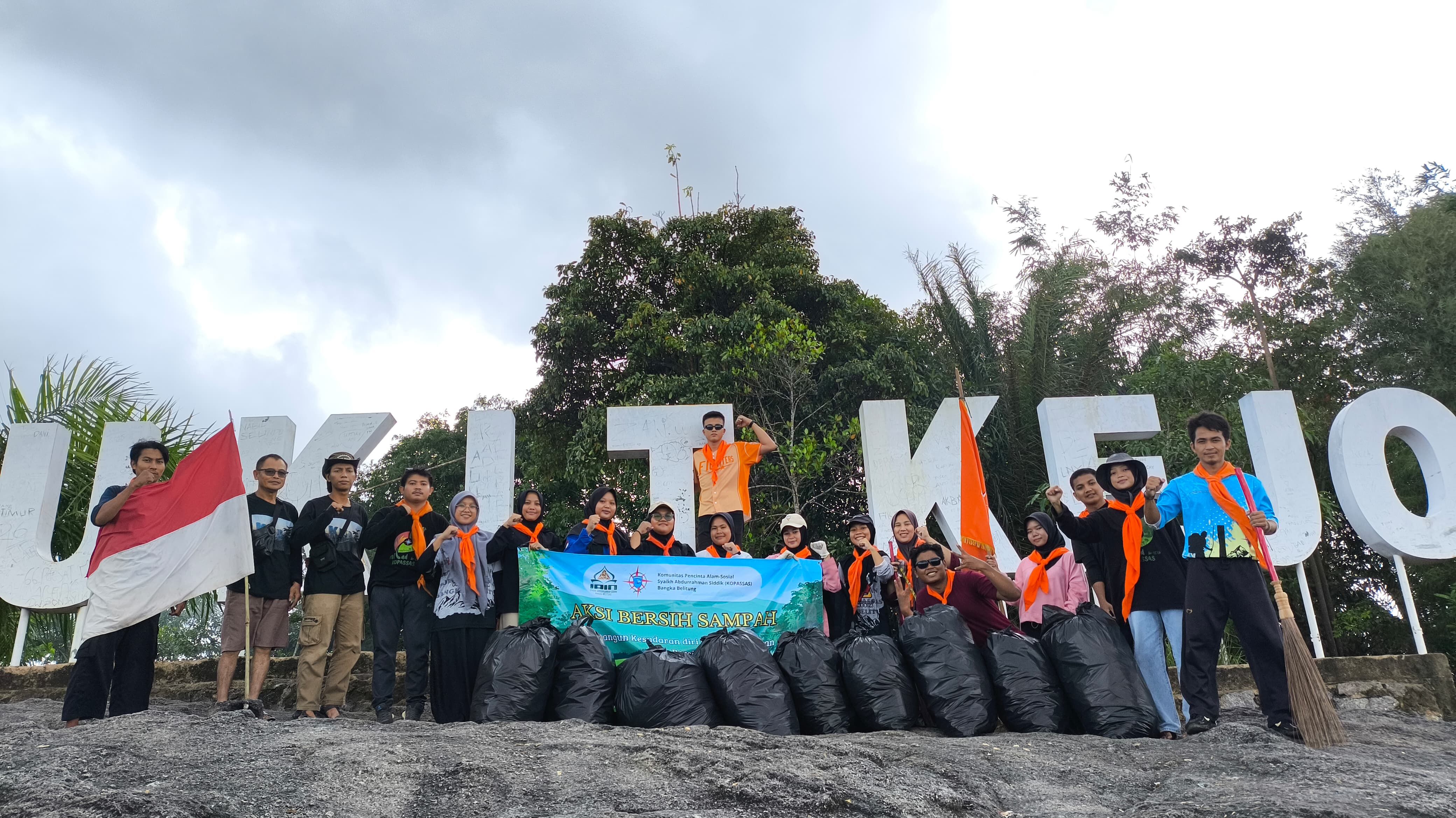 Mahasiswa Kopassas IAIN SAS Babel Gelar Aksi Bersih- Bersih di Bukit Kejora,  Dorong Kesadaran Jaga Lingkungan